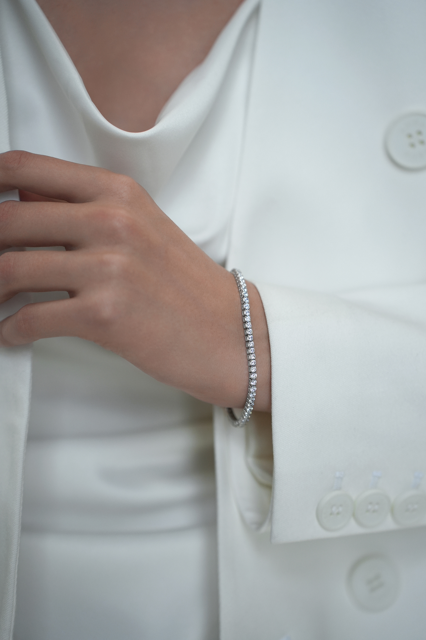 Браслеты: Теннисный браслет с камнями 2 мм можно купить в ювелирном гардеробе MOMNT (Momentsilver), интернет-магазине украшений из серебра. Серебро 925, родий, вставки:куб.цирконий. Артикул 