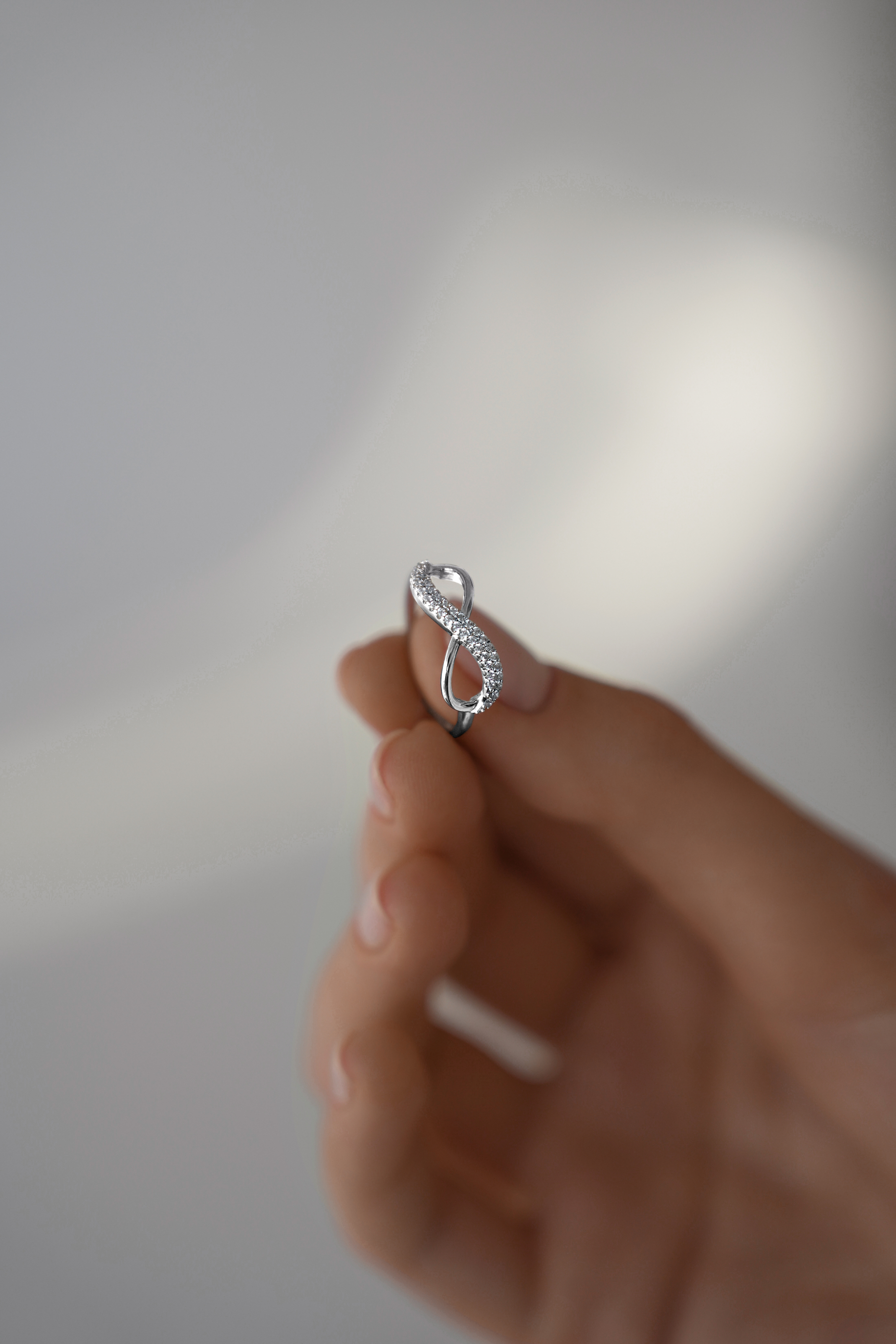 Кольца: Кольцо Бесконечность можно купить в ювелирном гардеробе MOMNT (Momentsilver), интернет-магазине украшений из серебра. Серебро 925,родий. Вставки: куб.цирконий. Артикул 