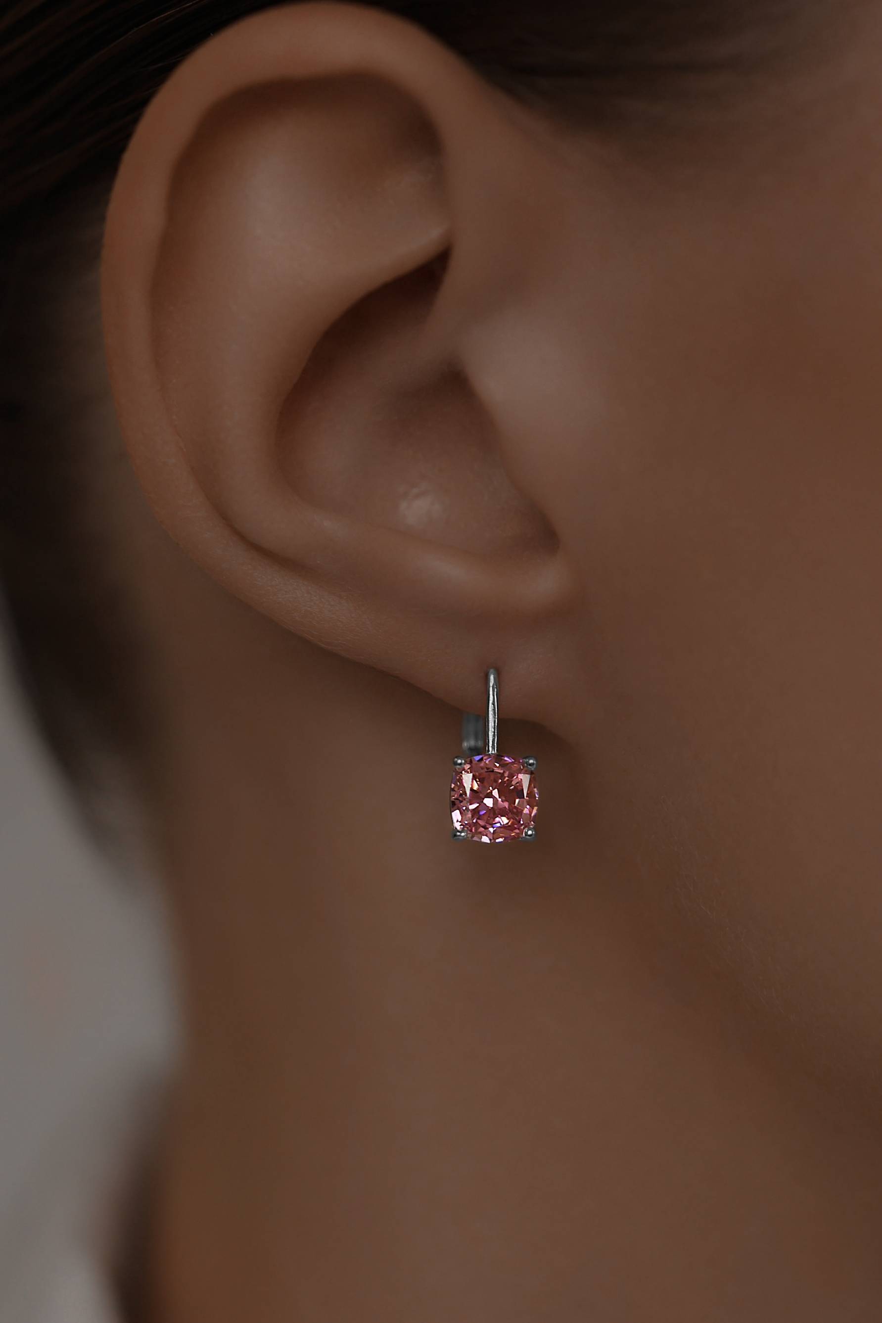 Серьги: Серьги с розовыми бриллианитами в огранке Кушон на французском замке можно купить в ювелирном гардеробе MOMNT (Momentsilver), интернет-магазине украшений из серебра. Серебро 925, родий, вставки:куб.цирконий. Артикул 