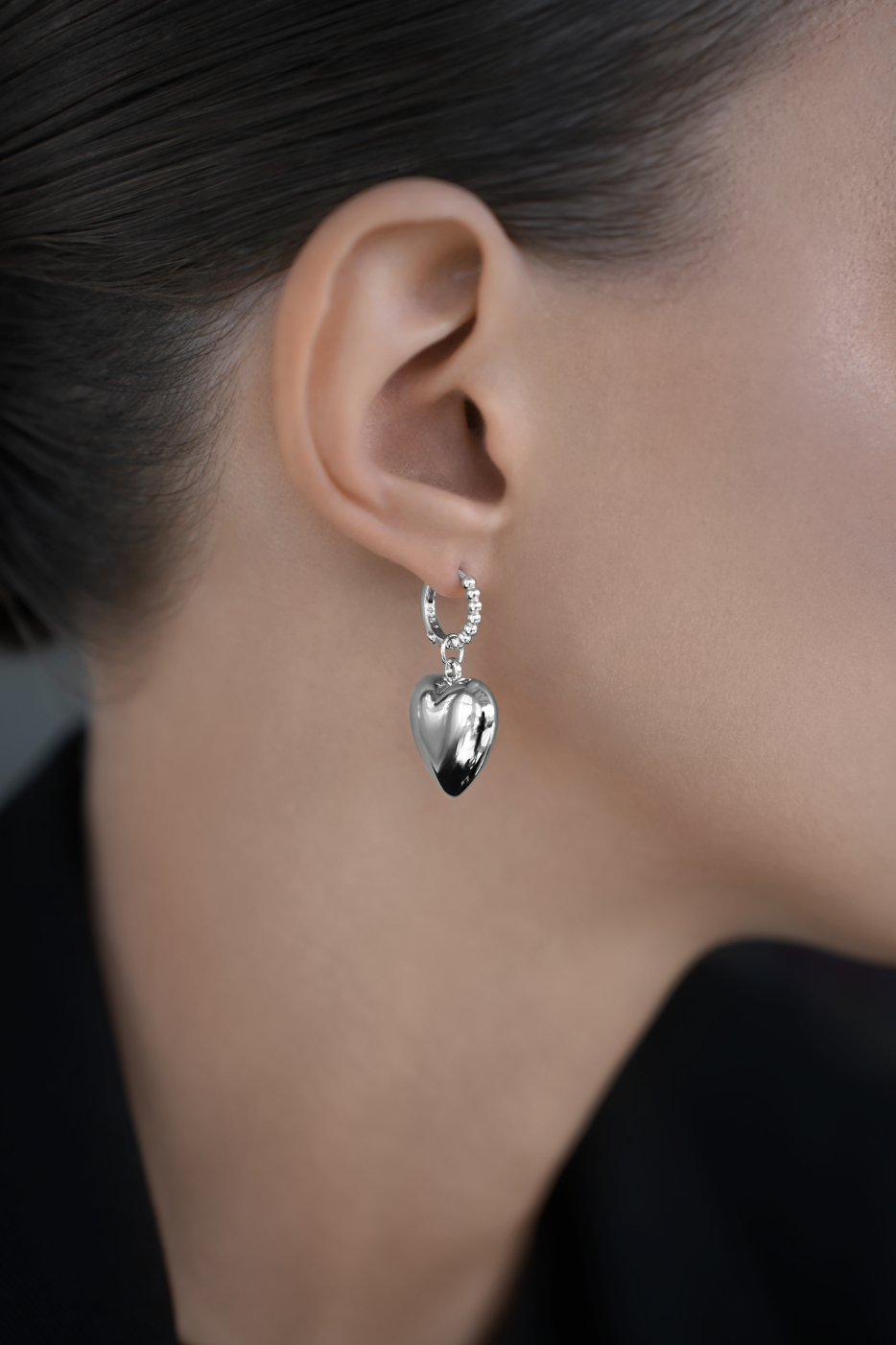 Колье: Колье Раздутые чувства на замшевом шнурке можно купить в ювелирном гардеробе MOMNT (Momentsilver), интернет-магазине украшений из серебра. Серебро 925, родий. Артикул 