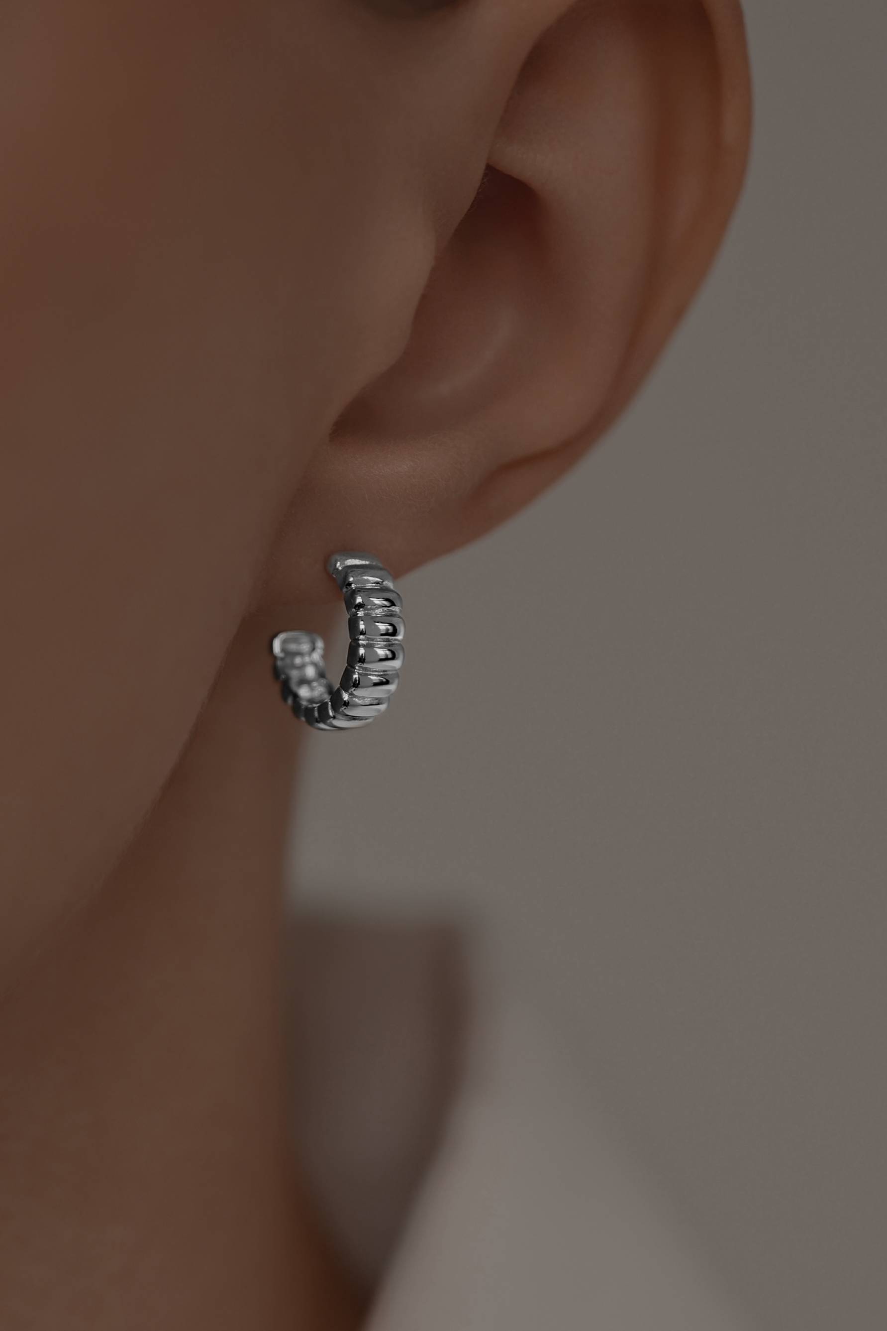 Серьги: Серьги-хупы рефленые можно купить в ювелирном гардеробе MOMNT (Momentsilver), интернет-магазине украшений из серебра. Серебро 925, родий. Артикул 