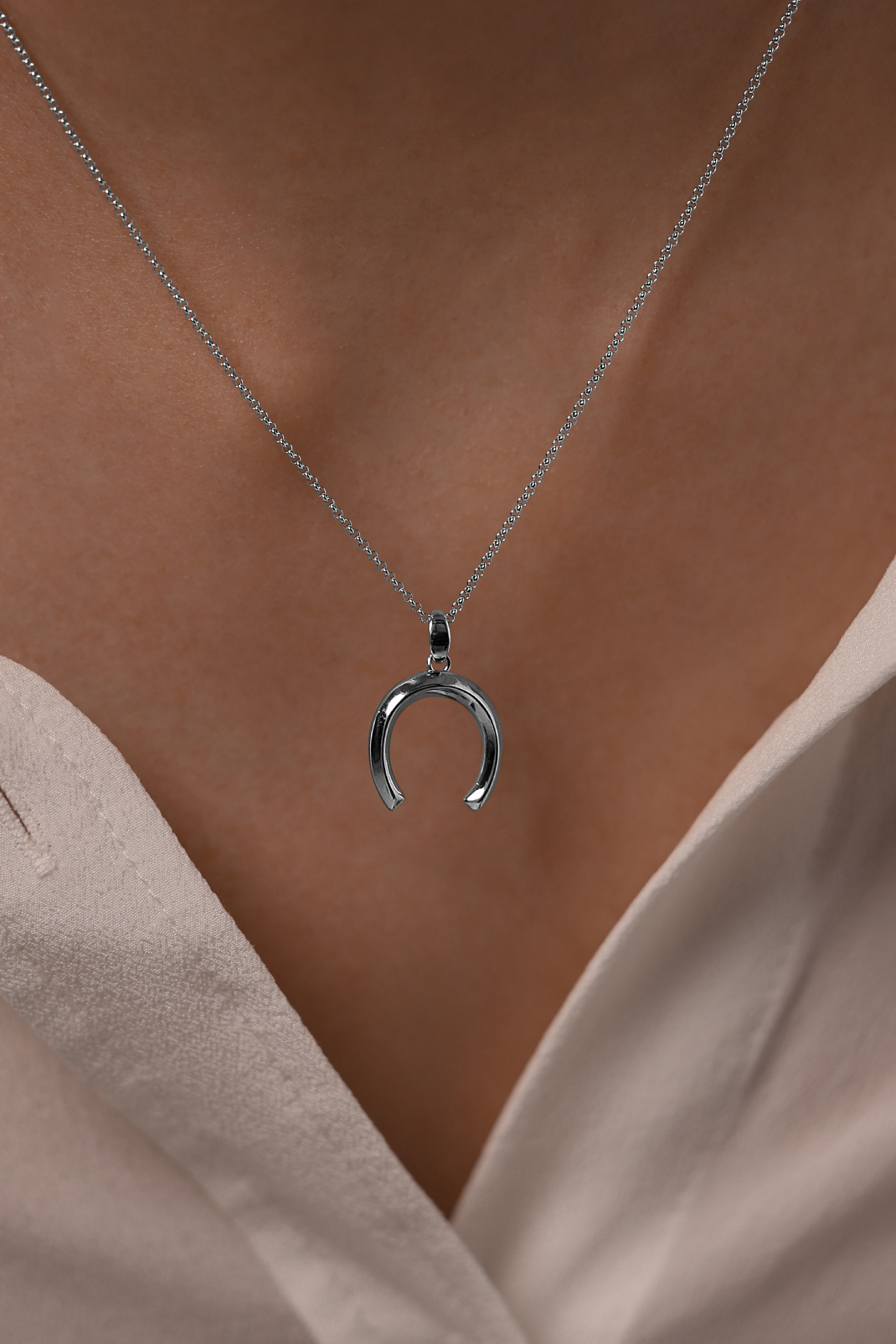 Колье: Колье Подкова можно купить в ювелирном гардеробе MOMNT (Momentsilver), интернет-магазине украшений из серебра. Серебро 925, родий. Артикул 