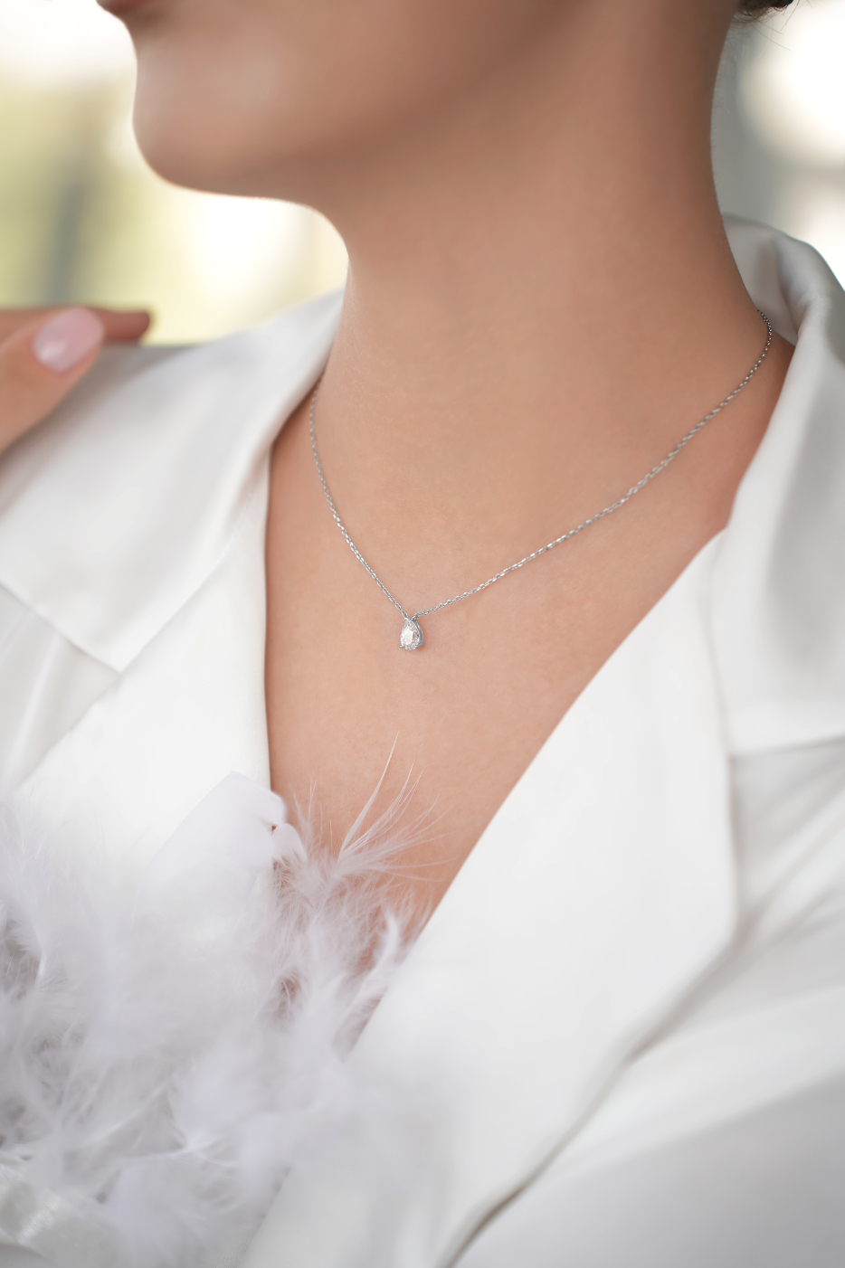 Колье: Колье в огранке "Груша" в "ямочку" между ключиц можно купить в ювелирном гардеробе MOMNT (Momentsilver), интернет-магазине украшений из серебра. Серебро 925, родий, фианит . Артикул 