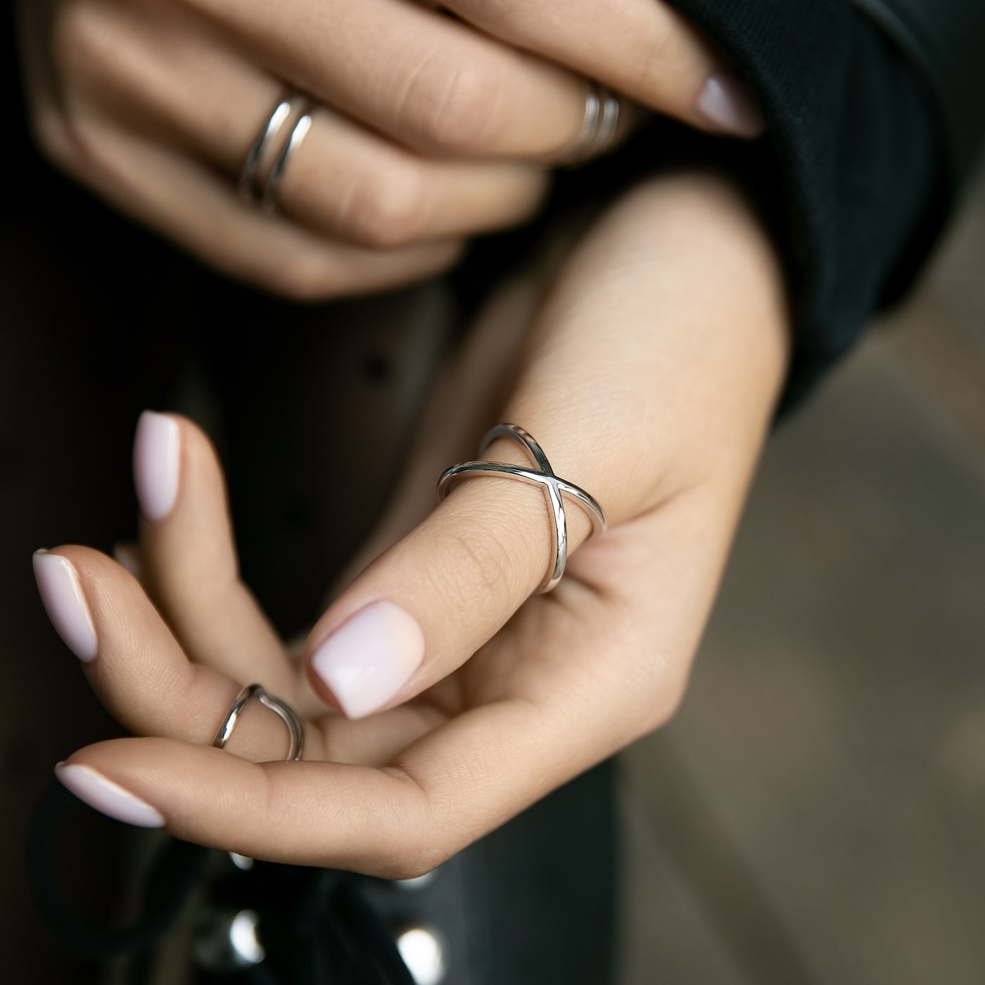 Кольца: Кольцо Икс на фалангу можно купить в ювелирном гардеробе MOMNT (Momentsilver), интернет-магазине украшений из серебра. Серебро 925, родий. Артикул 