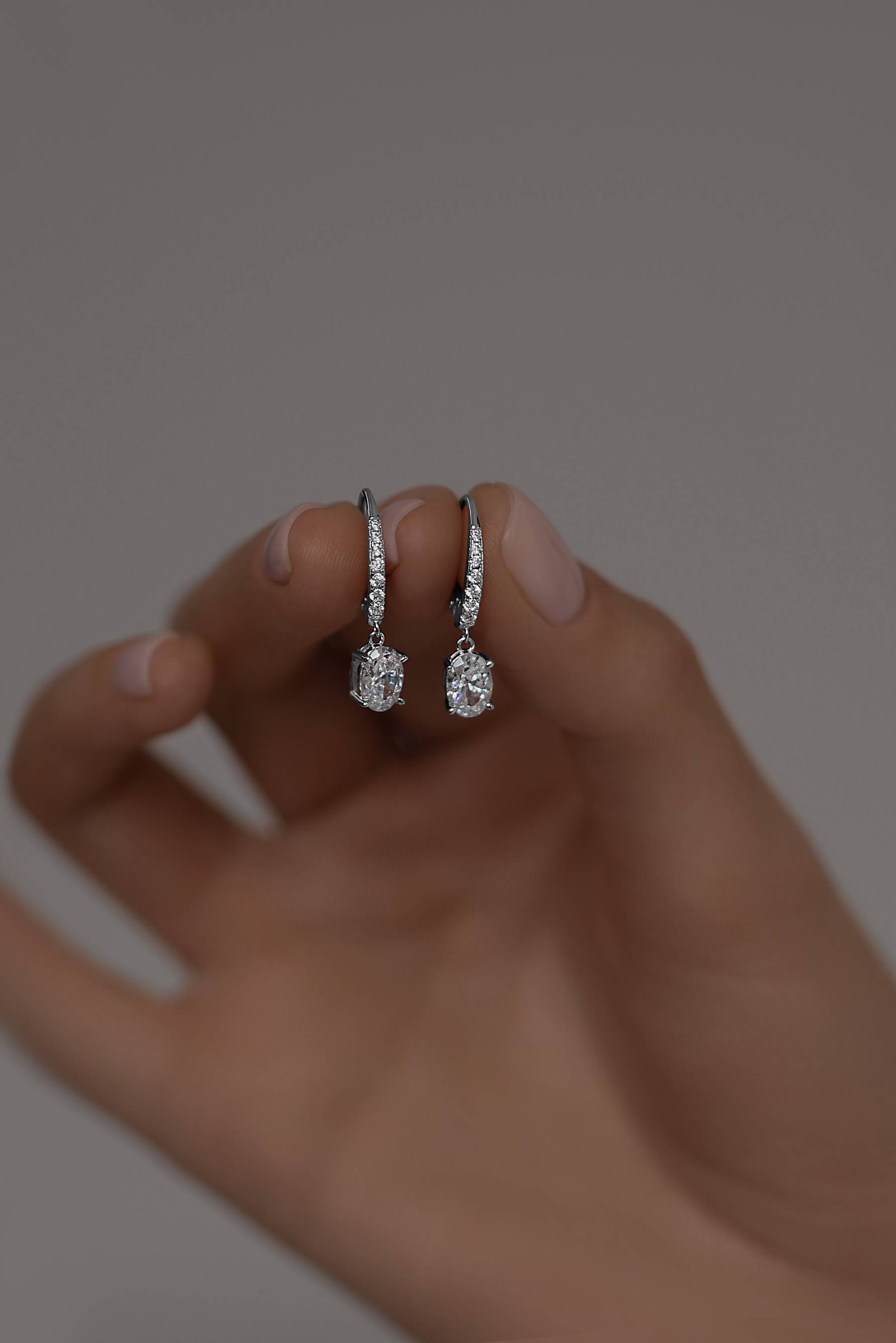 Серьги: Серьги в огранке овал на французском замке можно купить в ювелирном гардеробе MOMNT (Momentsilver), интернет-магазине украшений из серебра. Серебро 925, родий, вставки:куб.цирконий. Артикул 