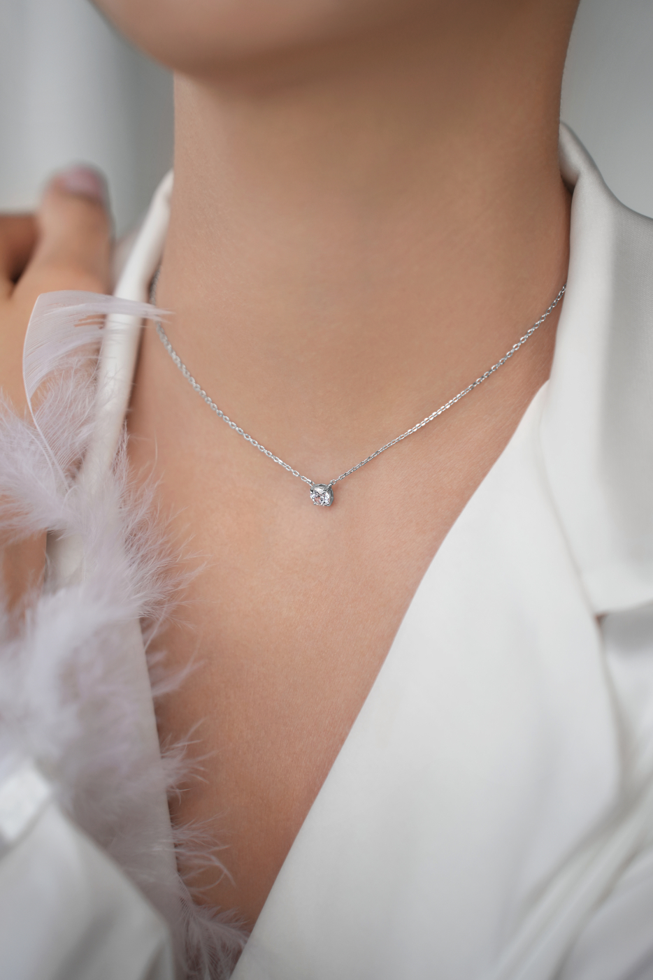 Колье: Колье "Солитер" в "ямочку" между ключиц можно купить в ювелирном гардеробе MOMNT (Momentsilver), интернет-магазине украшений из серебра. Серебро 925, родий, фианит . Артикул 