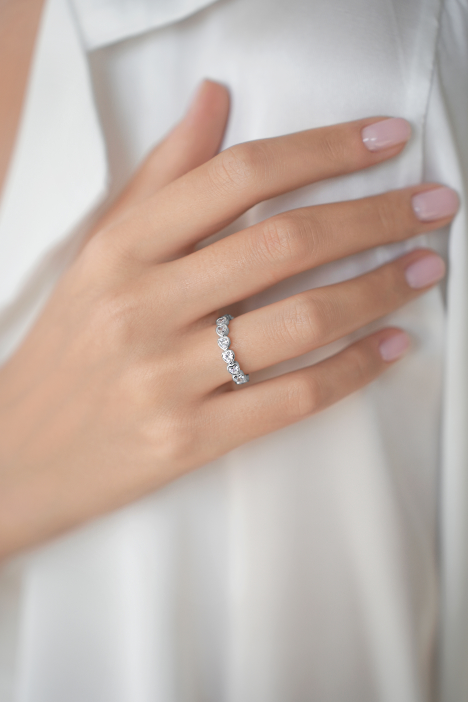 Кольца: Кольцо дорожка с сердцами можно купить в ювелирном гардеробе MOMNT (Momentsilver), интернет-магазине украшений из серебра. Серебро 925, родий, вставки куб. цирконий. Артикул 