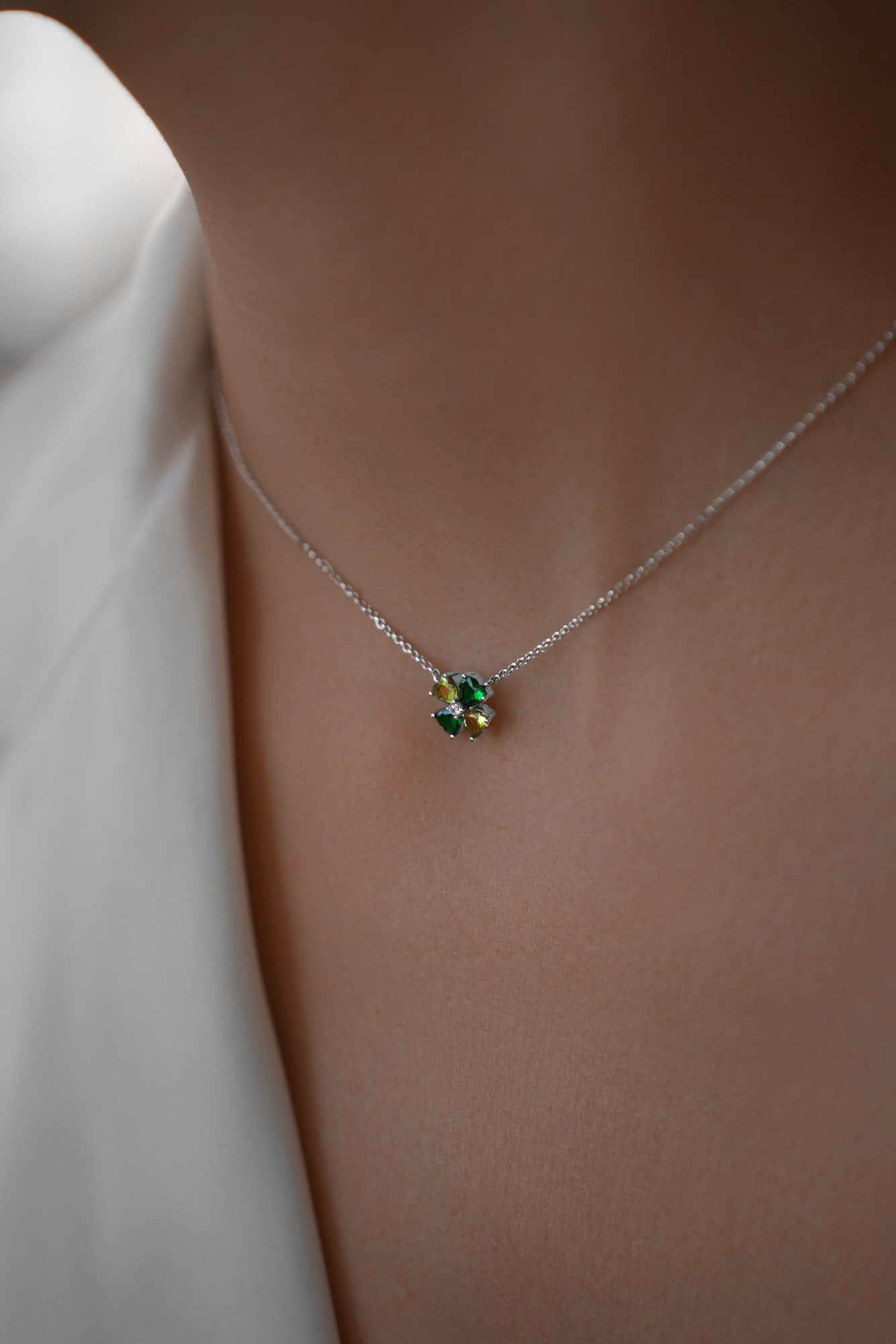 Колье: Колье Изумрудный клевер можно купить в ювелирном гардеробе MOMNT (Momentsilver), интернет-магазине украшений из серебра. Серебро 925, родий. . Артикул 