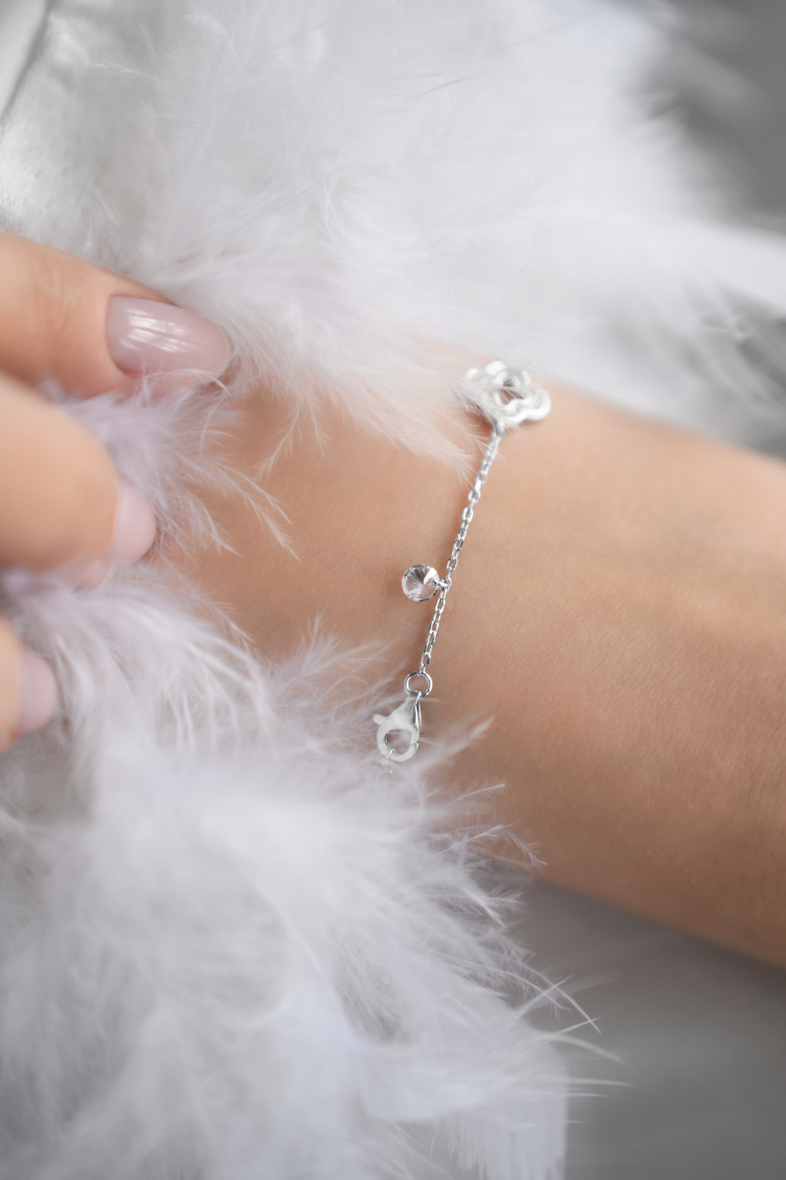 Браслеты: Браслет с клеверами Контур в камнях можно купить в ювелирном гардеробе MOMNT (Momentsilver), интернет-магазине украшений из серебра. Серебро 925, родий, фианит . Артикул 