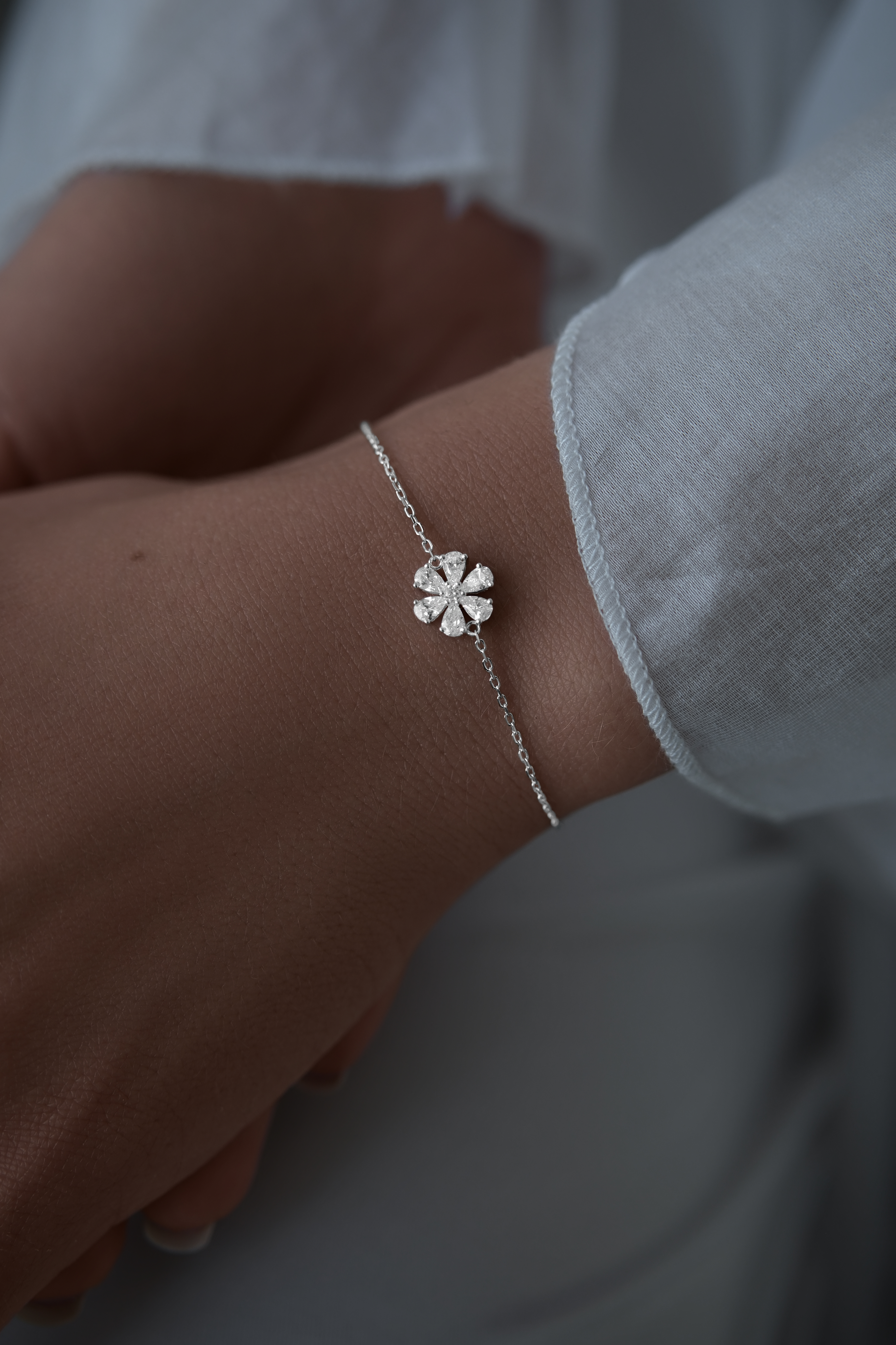 Браслеты: Браслет Цветок можно купить в ювелирном гардеробе MOMNT (Momentsilver), интернет-магазине украшений из серебра. Серебро 925, родий. Вставки: куб.цирконий. Артикул 