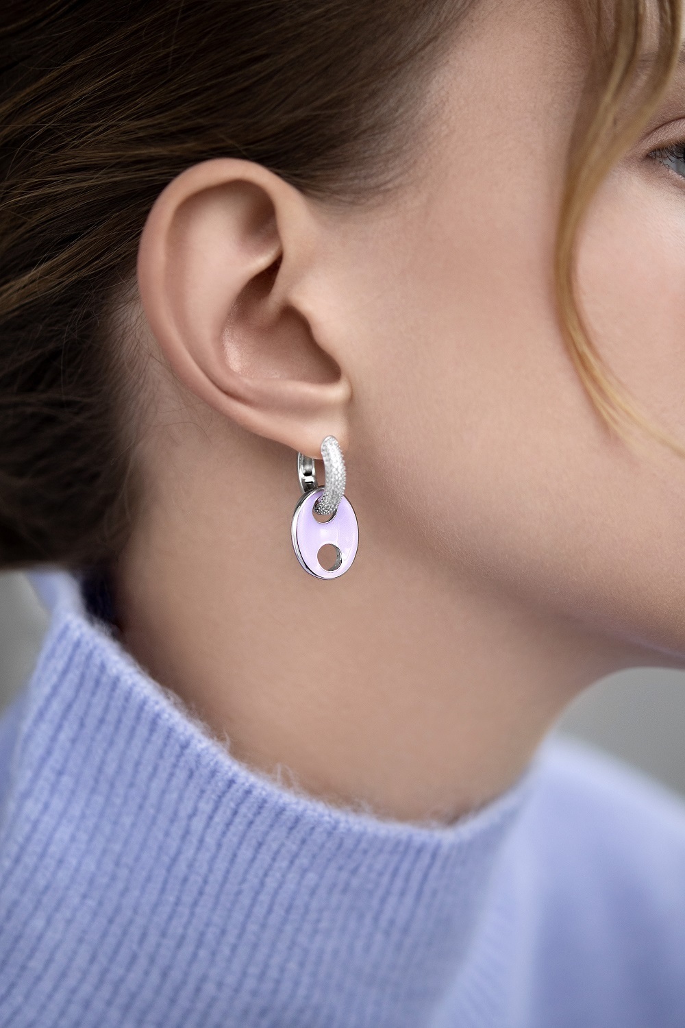 Бижутерия: Серьги-хаггисы с фианитами и лавандовой эмалью можно купить в ювелирном гардеробе MOMNT (Momentsilver), интернет-магазине украшений из серебра. Серьги-хаггисы с фианитами и лавандовой эмалью. Артикул 