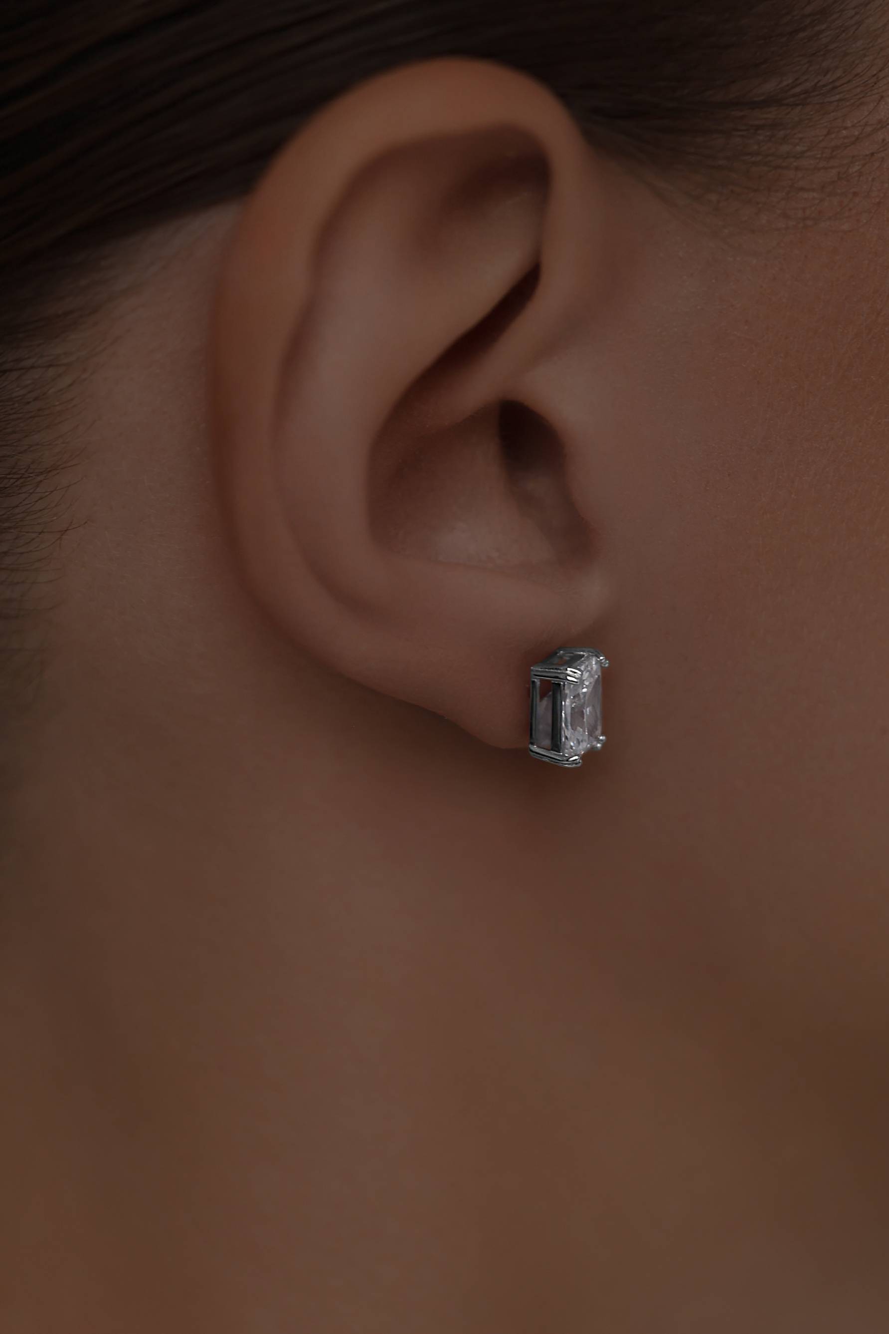 Серьги: Серьги-гвоздики в прямоугольной огранке можно купить в ювелирном гардеробе MOMNT (Momentsilver), интернет-магазине украшений из серебра. Серебро 925, родий. Артикул 