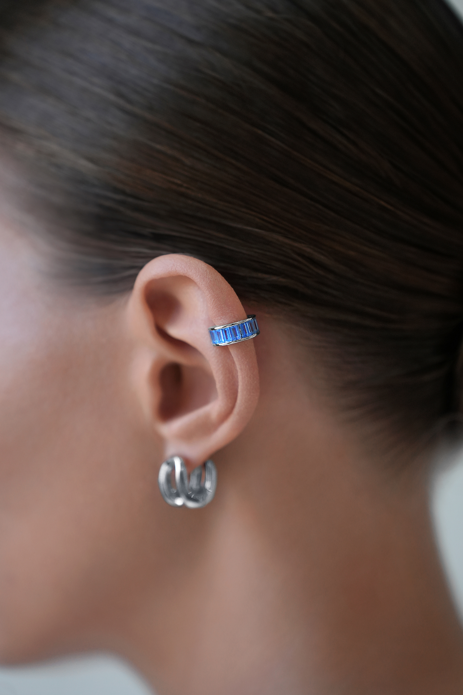 Каффы: Кафф с голубыми багетами можно купить в ювелирном гардеробе MOMNT (Momentsilver), интернет-магазине украшений из серебра. Серебро 925, родий, вставки: куб. цирконий . Артикул 