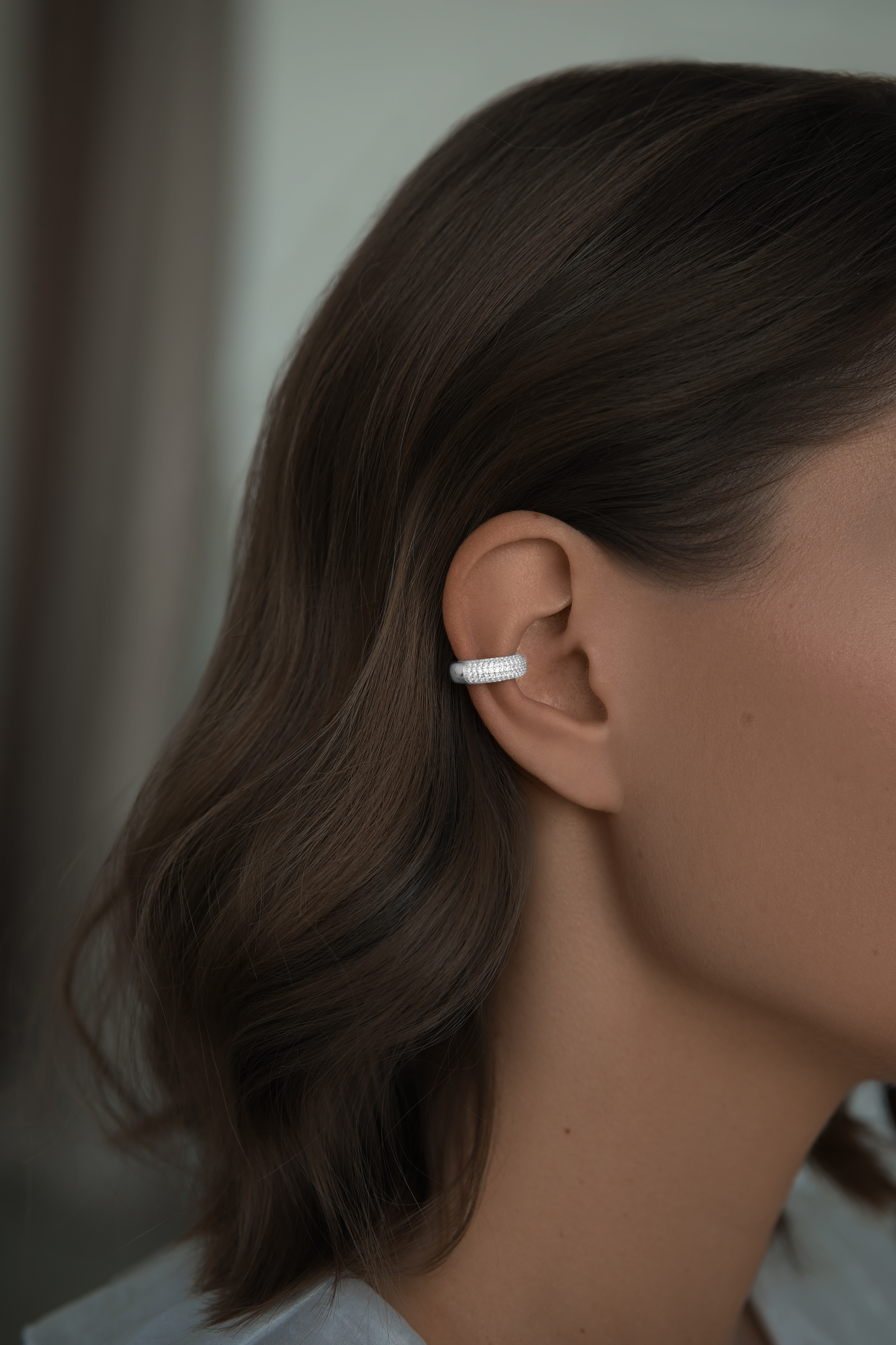 Каффы: Кафф Бублик с камнями 10 мм можно купить в ювелирном гардеробе MOMNT (Momentsilver), интернет-магазине украшений из серебра. Серебро 925, родий, вставки:куб.цирконий. Артикул 