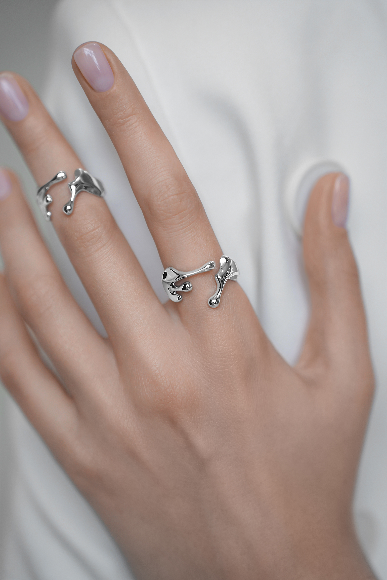 Кольца: Кольцо со стекающими каплями можно купить в ювелирном гардеробе MOMNT (Momentsilver), интернет-магазине украшений из серебра. Серебро 925, родий. Артикул 