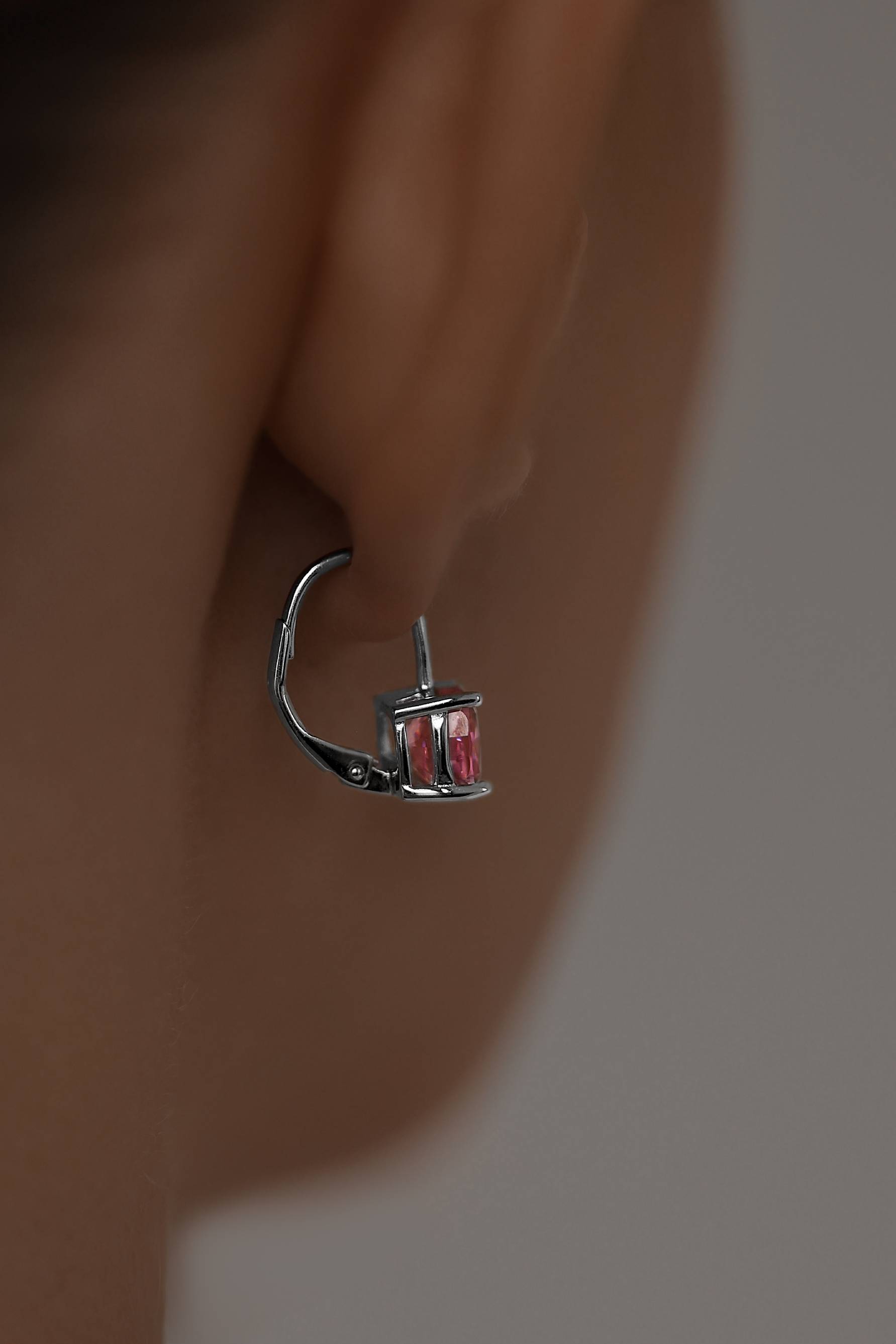 Серьги: Серьги с розовыми бриллианитами в огранке Кушон на французском замке можно купить в ювелирном гардеробе MOMNT (Momentsilver), интернет-магазине украшений из серебра. Серебро 925, родий, вставки:куб.цирконий. Артикул 