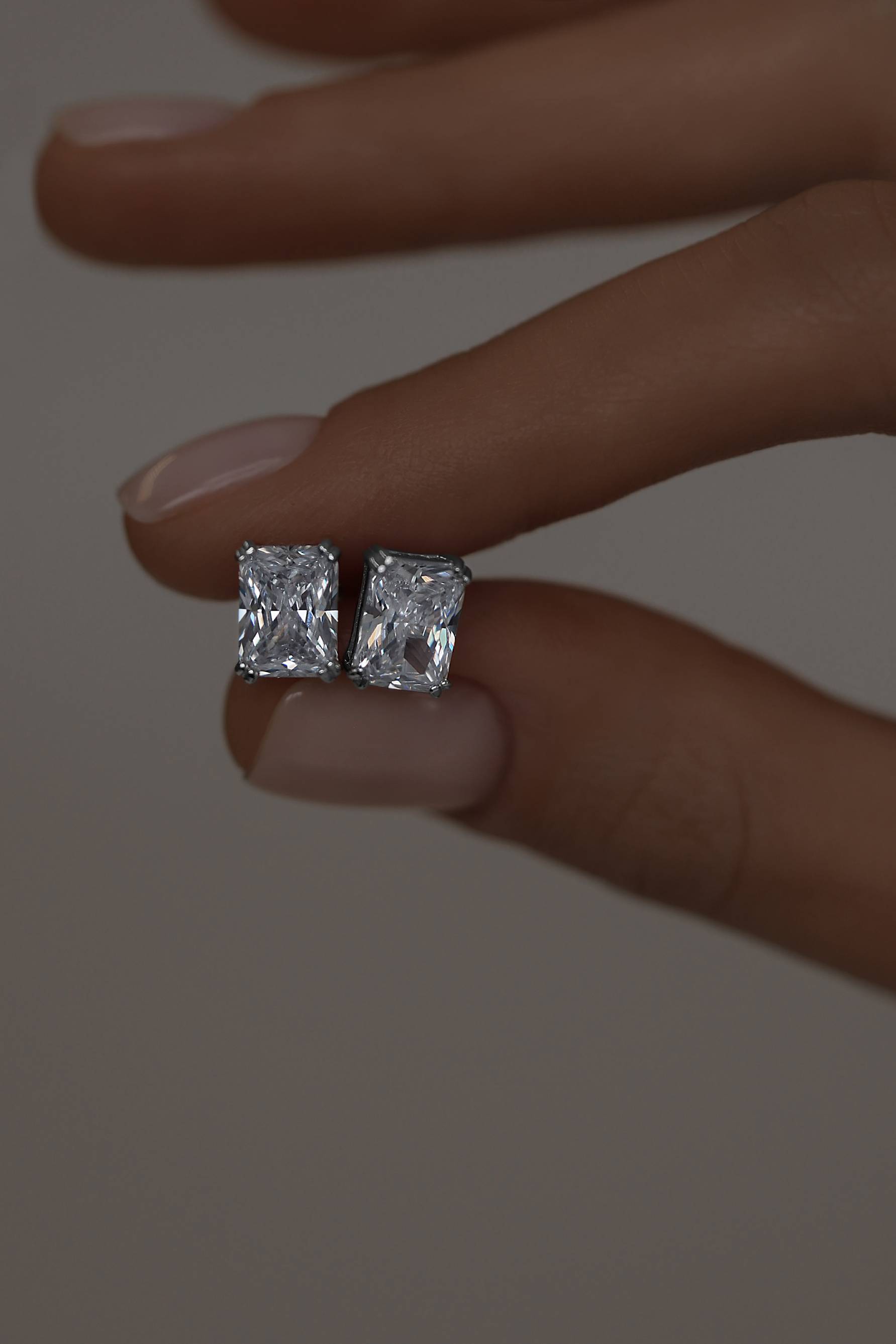 Серьги: Серьги-гвоздики в прямоугольной огранке можно купить в ювелирном гардеробе MOMNT (Momentsilver), интернет-магазине украшений из серебра. Серебро 925, родий. Артикул 