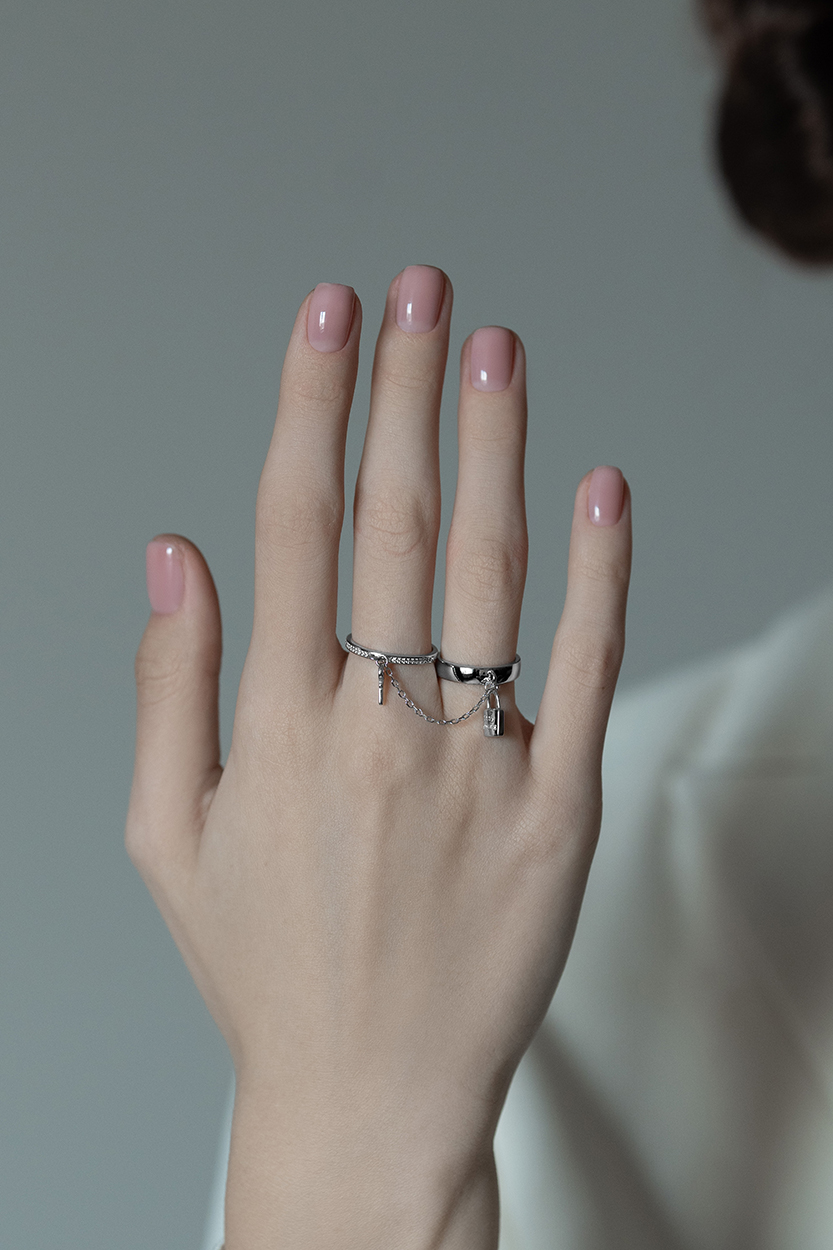 Кольца: Кольцо на два пальца с замком и ключом можно купить в ювелирном гардеробе MOMNT (Momentsilver), интернет-магазине украшений из серебра. Серебро 925, родий, вставки:куб.цирконий. Артикул 