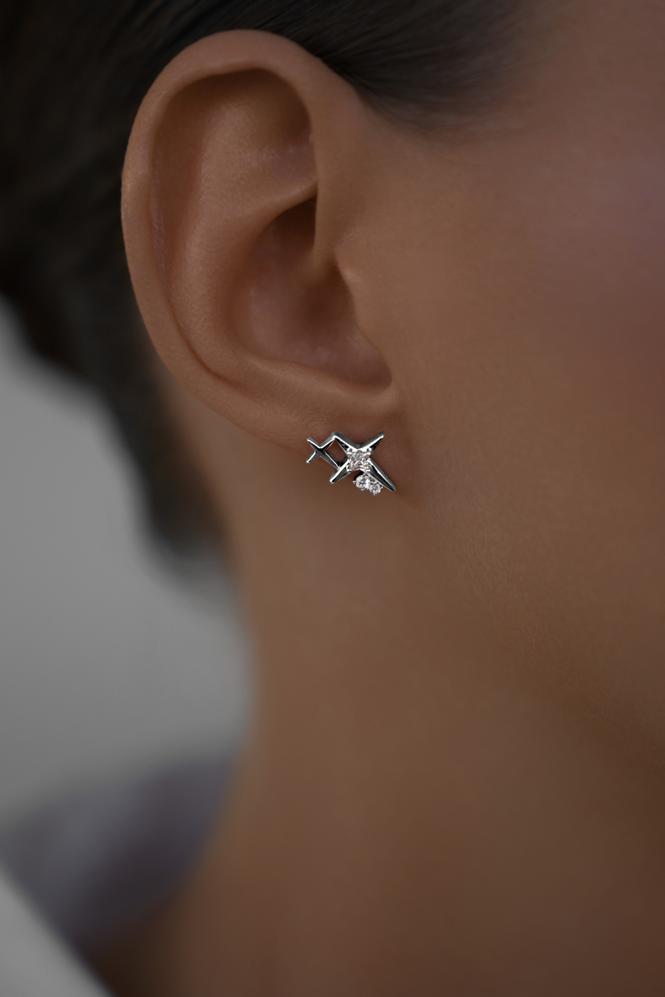 Серьги: Серьги-гвоздики Искры можно купить в ювелирном гардеробе MOMNT (Momentsilver), интернет-магазине украшений из серебра. Серебро 925, родий. Артикул 