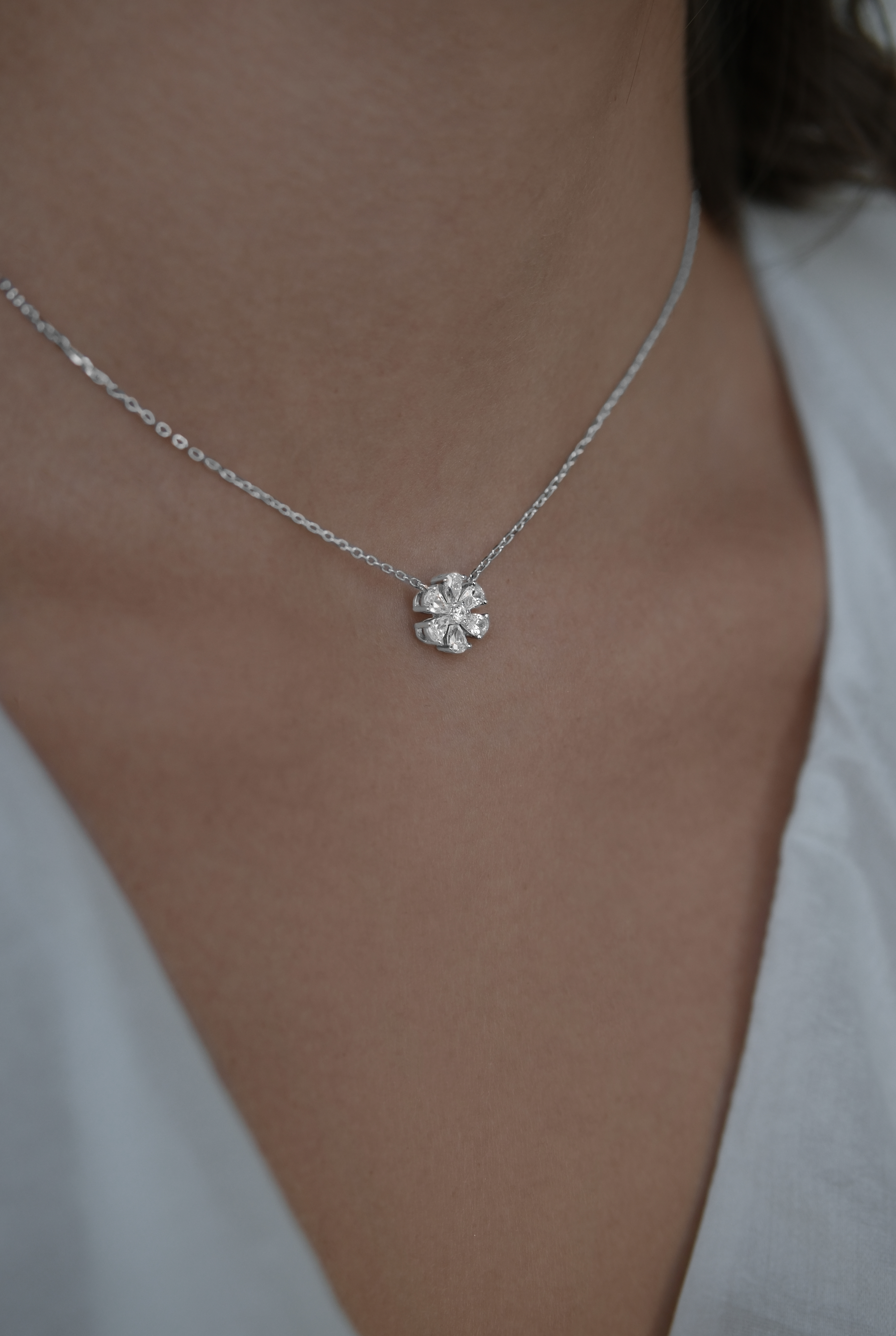 Колье: Колье Цветок можно купить в ювелирном гардеробе MOMNT (Momentsilver), интернет-магазине украшений из серебра. Серебро 925, родий. Вставки: куб.цирконий. Артикул 