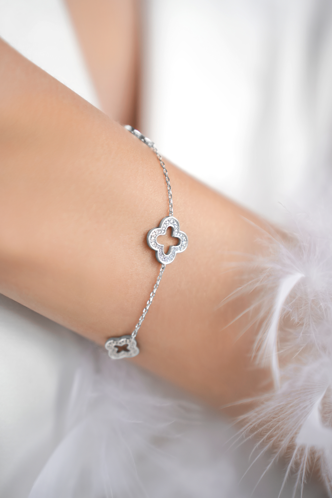 Браслеты: Браслет с клеверами Контур в камнях можно купить в ювелирном гардеробе MOMNT (Momentsilver), интернет-магазине украшений из серебра. Серебро 925, родий, фианит . Артикул 