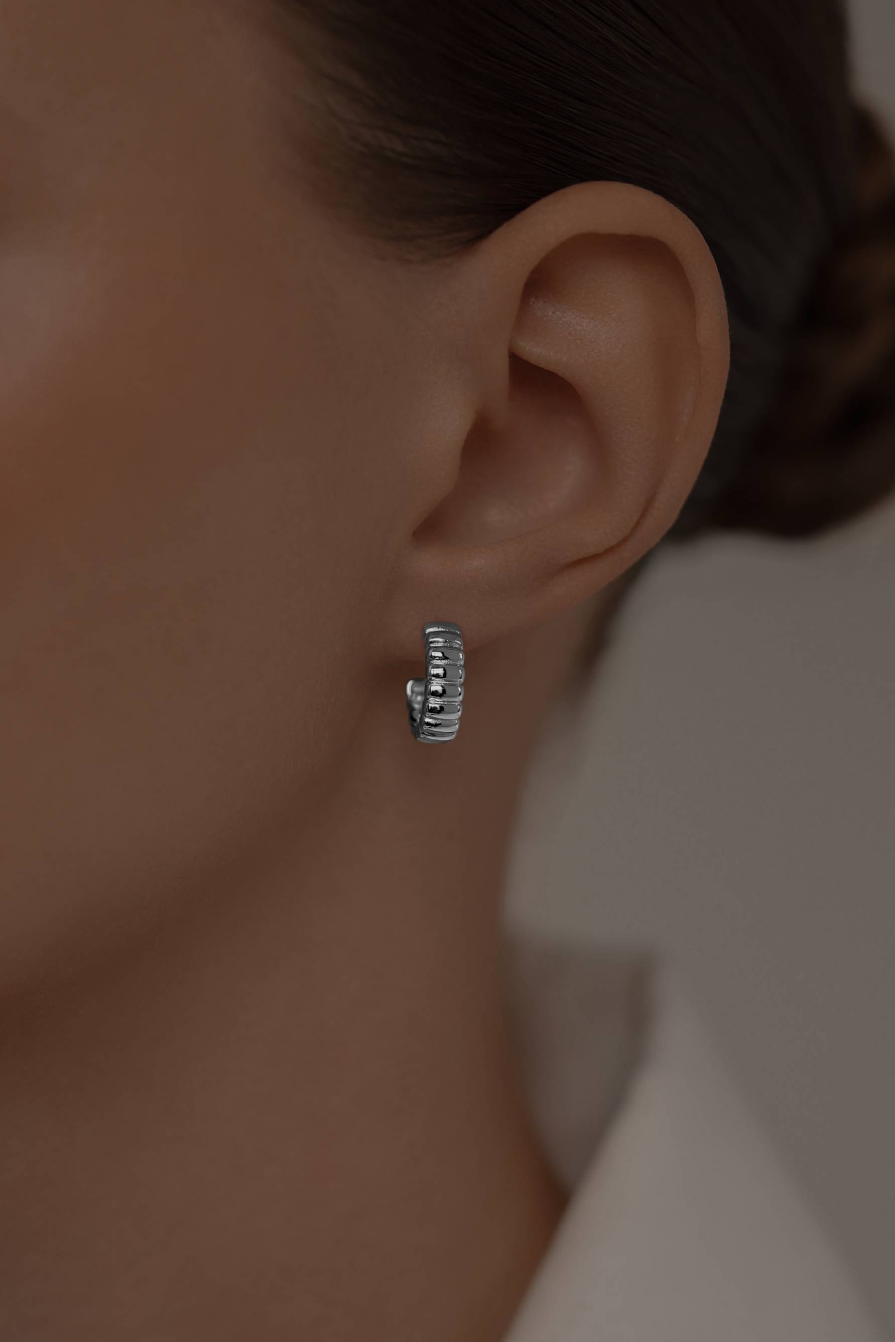 Серьги: Серьги-хупы рефленые можно купить в ювелирном гардеробе MOMNT (Momentsilver), интернет-магазине украшений из серебра. Серебро 925, родий. Артикул 