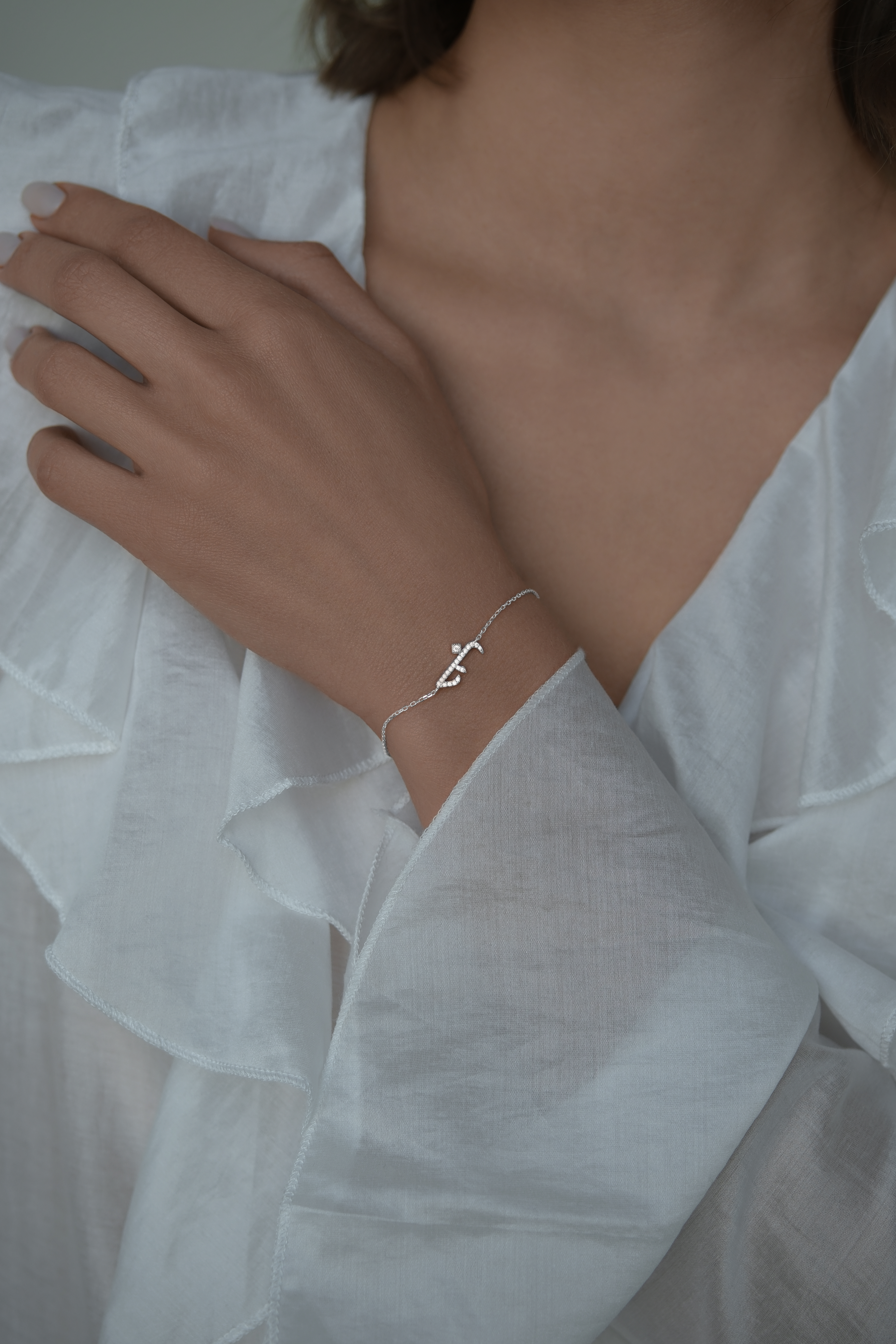 Браслеты: Браслет Любовь на арабском можно купить в ювелирном гардеробе MOMNT (Momentsilver), интернет-магазине украшений из серебра. Серебро 925, родий. Вставки: куб.цирконий. Артикул 