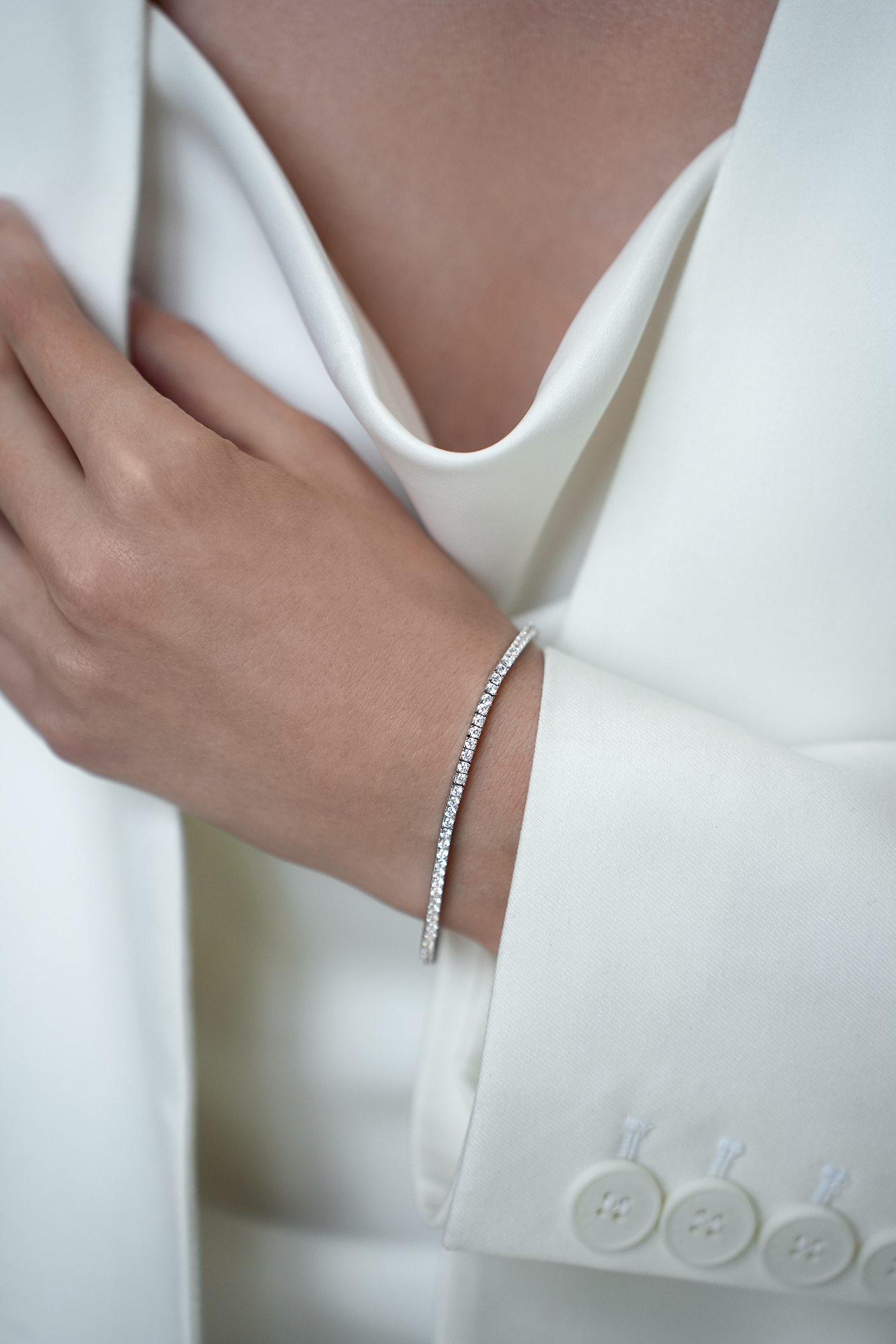 Браслеты: Теннисный браслет с камнями 2 мм можно купить в ювелирном гардеробе MOMNT (Momentsilver), интернет-магазине украшений из серебра. Серебро 925, родий, вставки:куб.цирконий. Артикул 