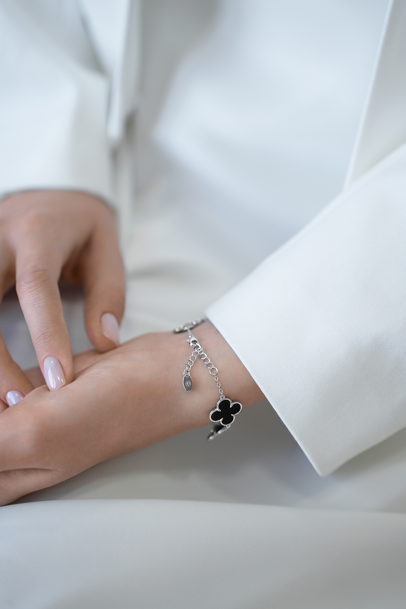 Браслеты: Браслет с клеверами из оникса можно купить в ювелирном гардеробе MOMNT (Momentsilver), интернет-магазине украшений из серебра. Серебро 925, родий, оникс. Артикул 