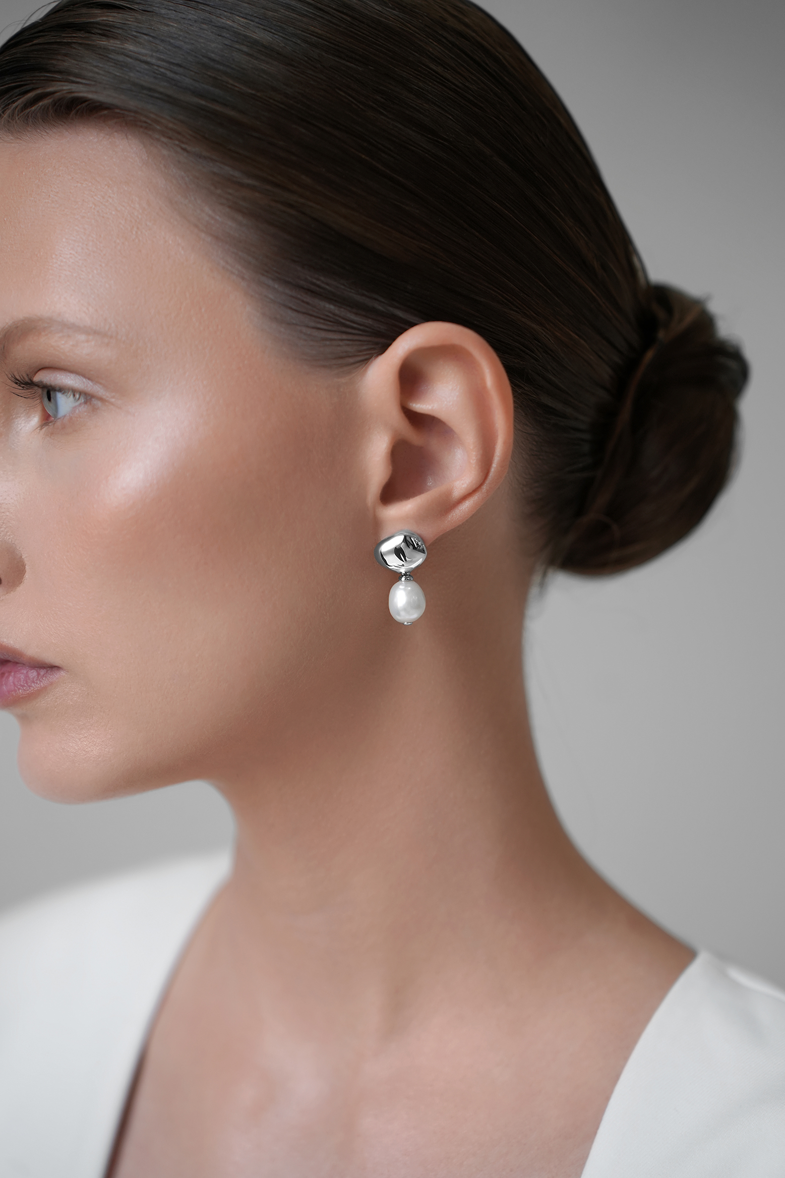 Серьги: Серьги-зернышки с натуральным жемчугом можно купить в ювелирном гардеробе MOMNT (Momentsilver), интернет-магазине украшений из серебра. Серебро 925, родий, вставки: натуральный жемчуг . Артикул 