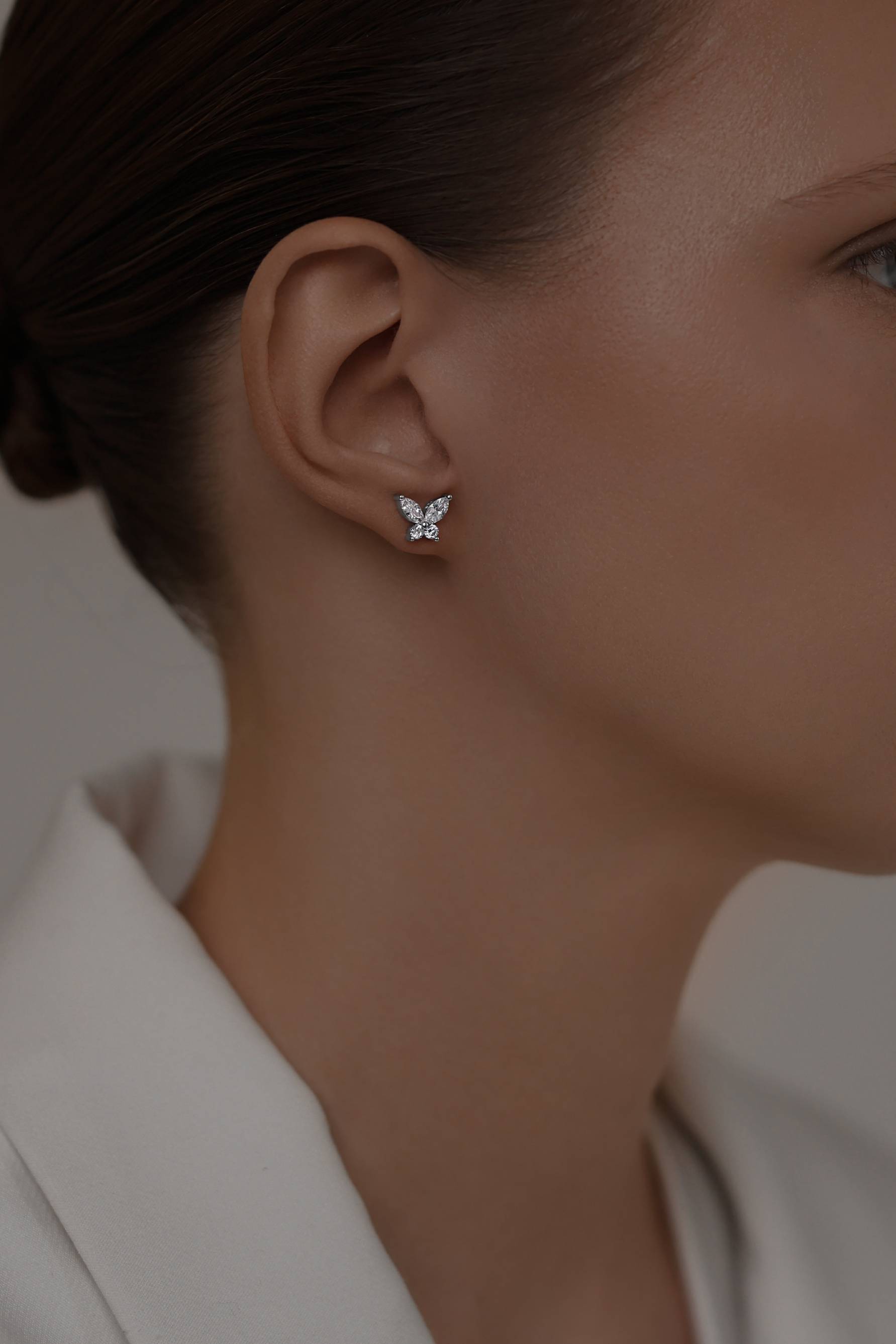 Серьги: Серьги-гвоздики Бабочки можно купить в ювелирном гардеробе MOMNT (Momentsilver), интернет-магазине украшений из серебра. Серебро 925, родий. Артикул 