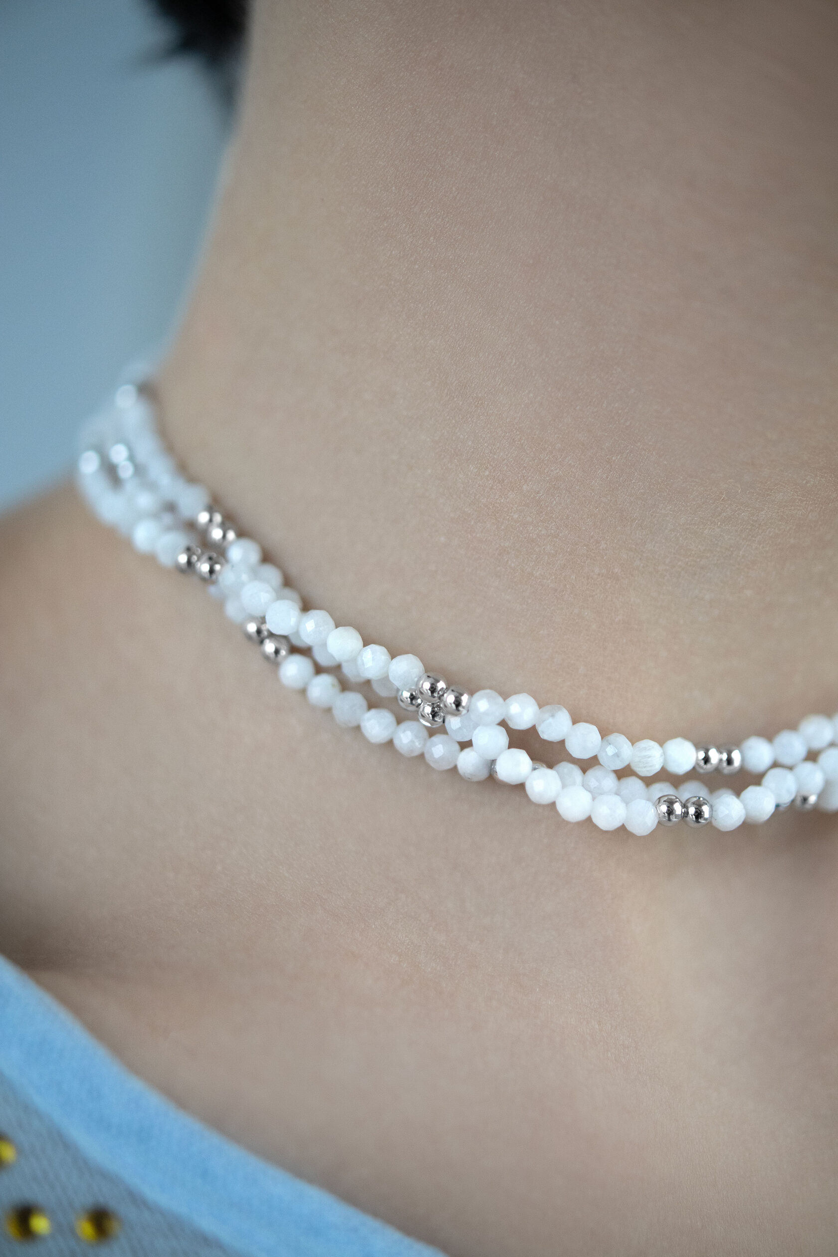 Бижутерия: Колье-чокер из белого кварца можно купить в ювелирном гардеробе MOMNT (Momentsilver), интернет-магазине украшений из серебра. Ювелирный сплав без примесей никеля и свинца, натуральный белый кварц, родий. Артикул 