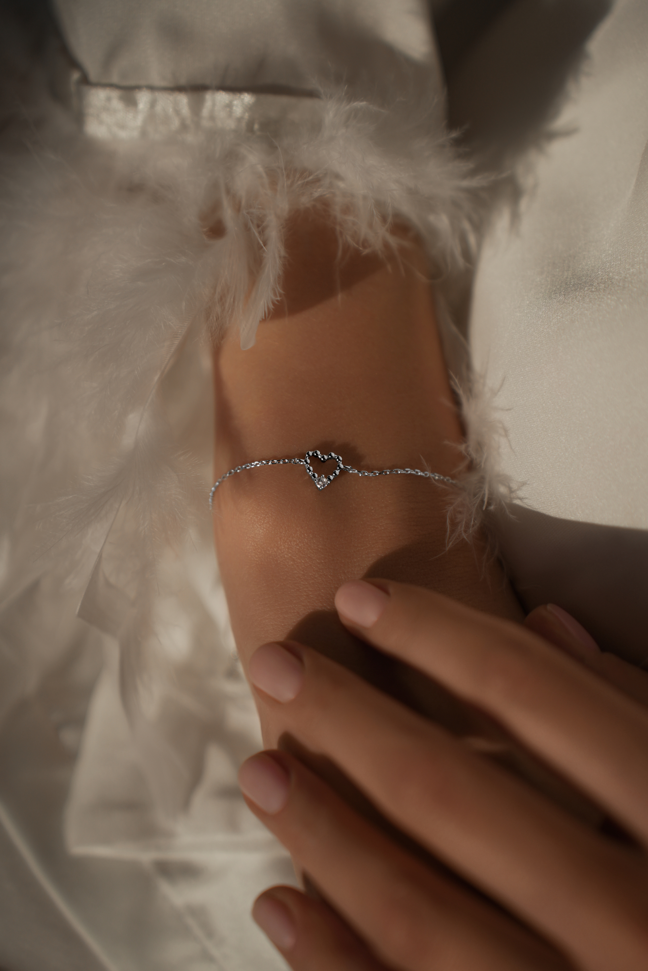 Браслеты: Браслет Крошечное сердце можно купить в ювелирном гардеробе MOMNT (Momentsilver), интернет-магазине украшений из серебра. Серебро 925, родий.. Артикул 