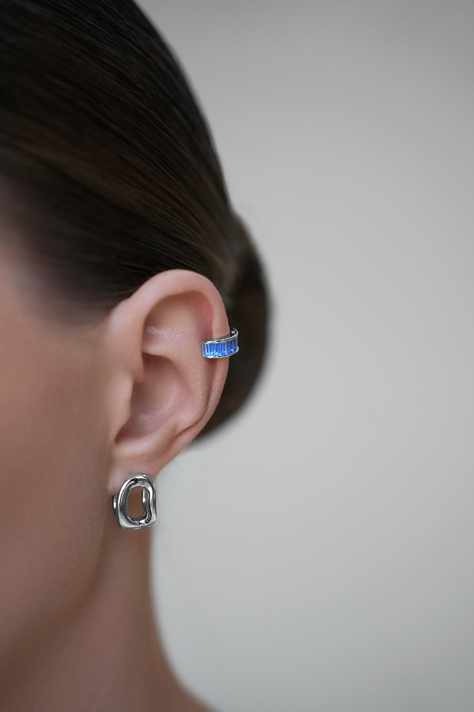 Каффы: Кафф с голубыми багетами можно купить в ювелирном гардеробе MOMNT (Momentsilver), интернет-магазине украшений из серебра. Серебро 925, родий, вставки: куб. цирконий . Артикул 