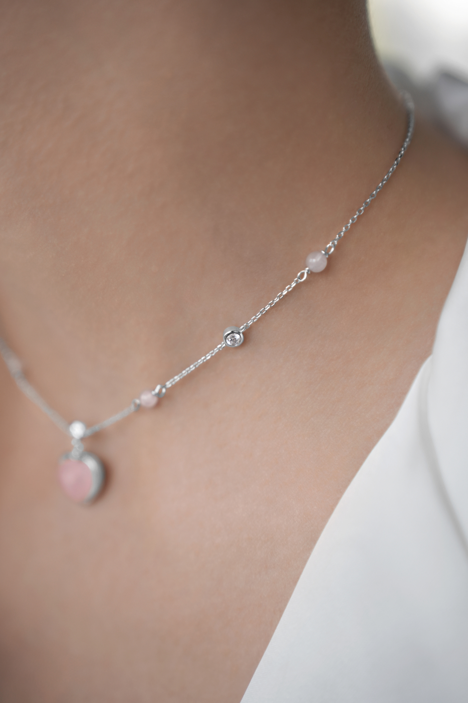 Колье: Колье Сердце с розовым кварцем Розовые мечты можно купить в ювелирном гардеробе MOMNT (Momentsilver), интернет-магазине украшений из серебра. Серебро 925, родий, кварц. Артикул 