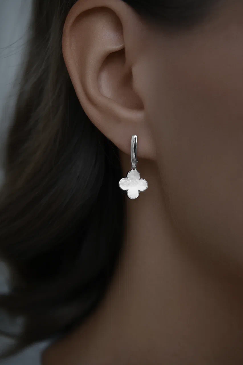 Серьги: Серьги Клевера с белым перламутром на английском замке  можно купить в ювелирном гардеробе MOMNT (Momentsilver), интернет-магазине украшений из серебра. Серебро 925, родий, вставки:перламутр. Артикул 
