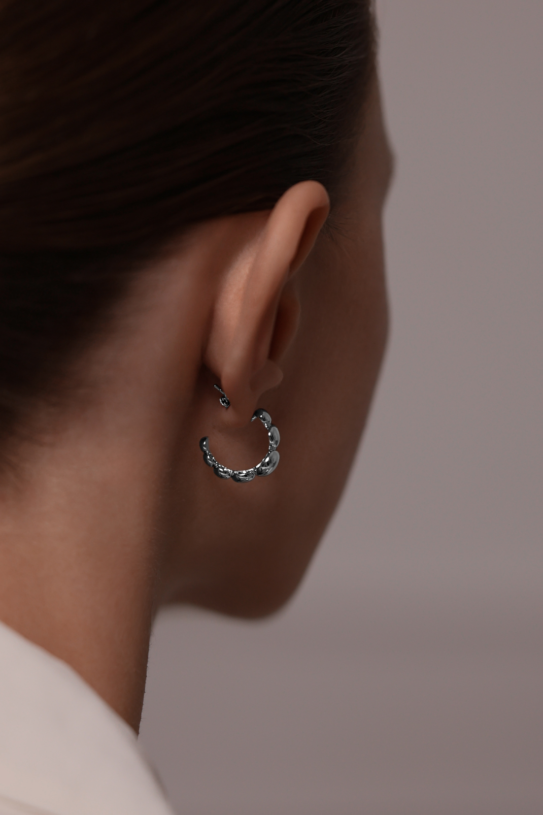 Серьги: Серьги-хупы Дутые овалы можно купить в ювелирном гардеробе MOMNT (Momentsilver), интернет-магазине украшений из серебра. Серебро 925, родий. Артикул 