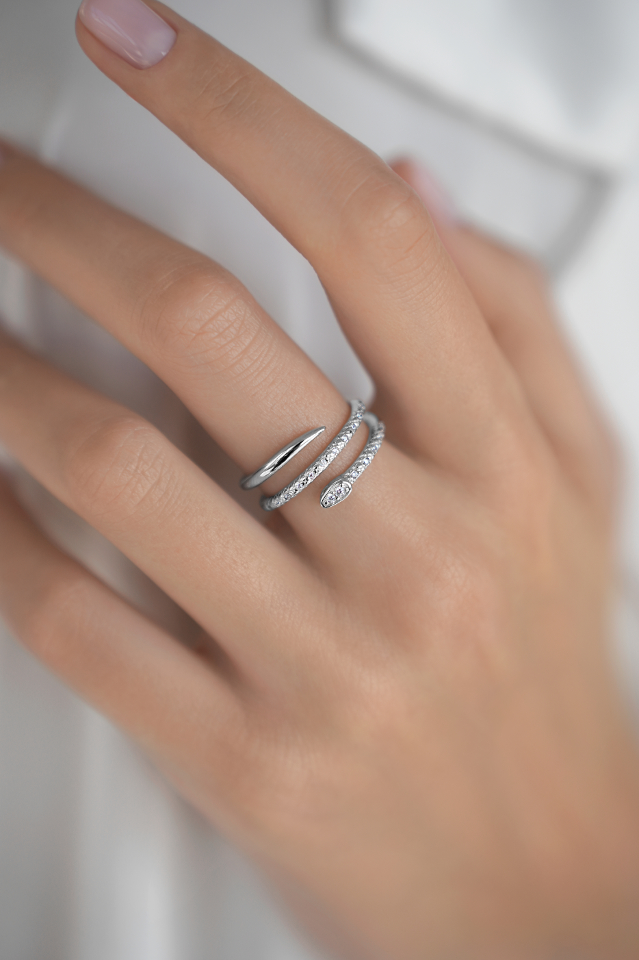 Кольца: Двойное кольцо змейка можно купить в ювелирном гардеробе MOMNT (Momentsilver), интернет-магазине украшений из серебра. Серебро 925, родий, вставки куб. цирконий. Артикул 