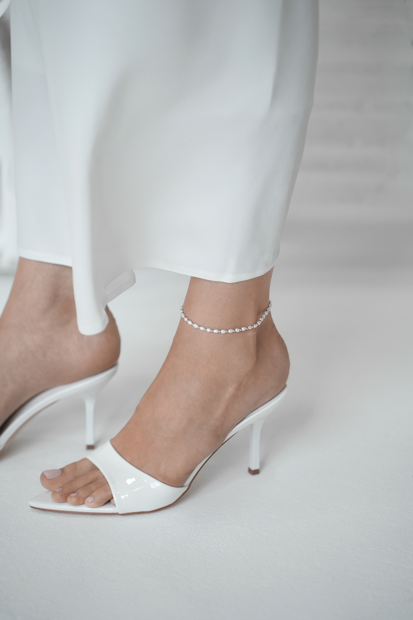 Браслеты: Браслет на ногу с мелким жемчугом и шариками можно купить в ювелирном гардеробе MOMNT (Momentsilver), интернет-магазине украшений из серебра. Серебро 925, родий, натуральный жемчуг . Артикул 