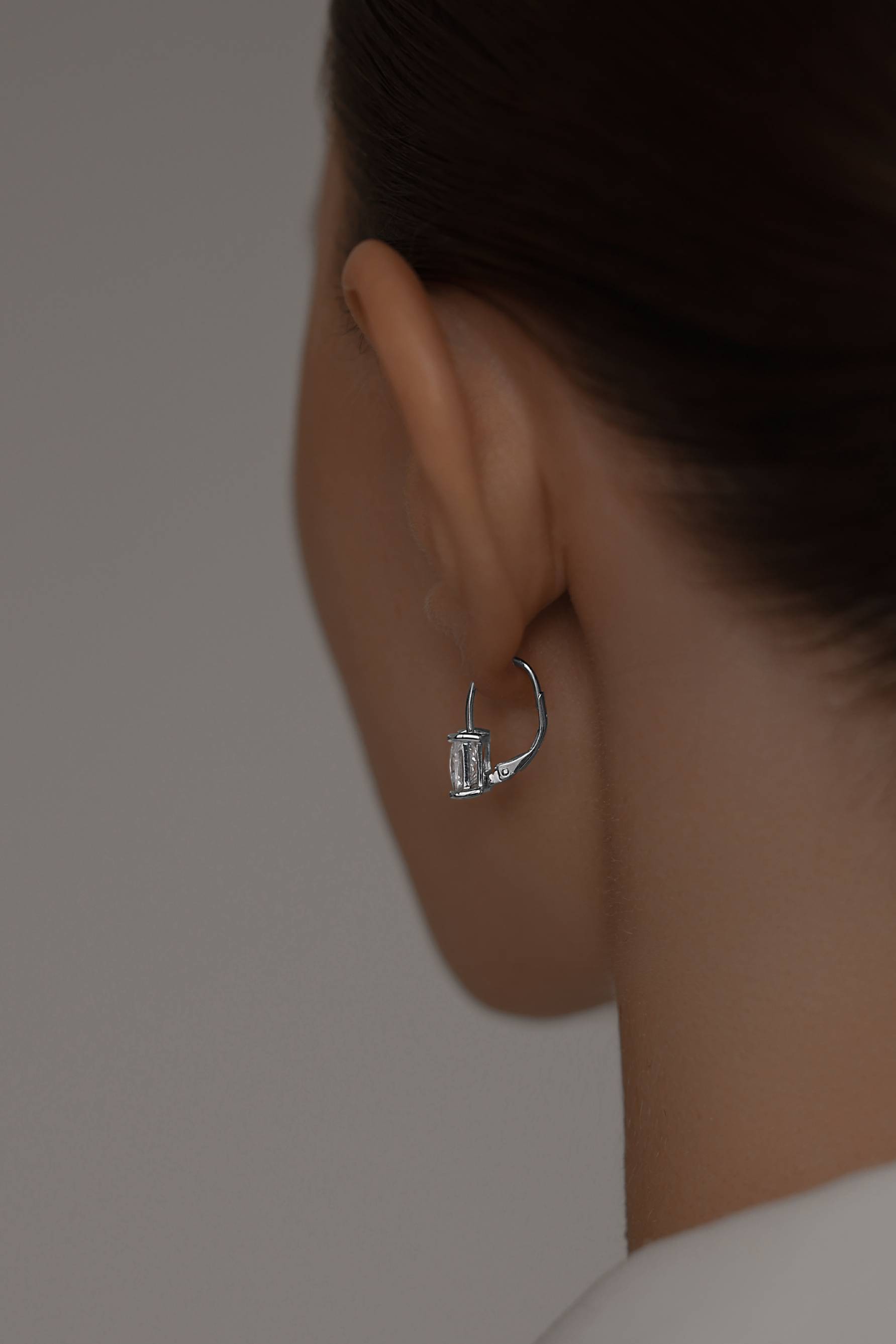 Серьги: Серьги с бриллианитами в огранке Принцесса на французском замке можно купить в ювелирном гардеробе MOMNT (Momentsilver), интернет-магазине украшений из серебра. Серебро 925, родий. Артикул 