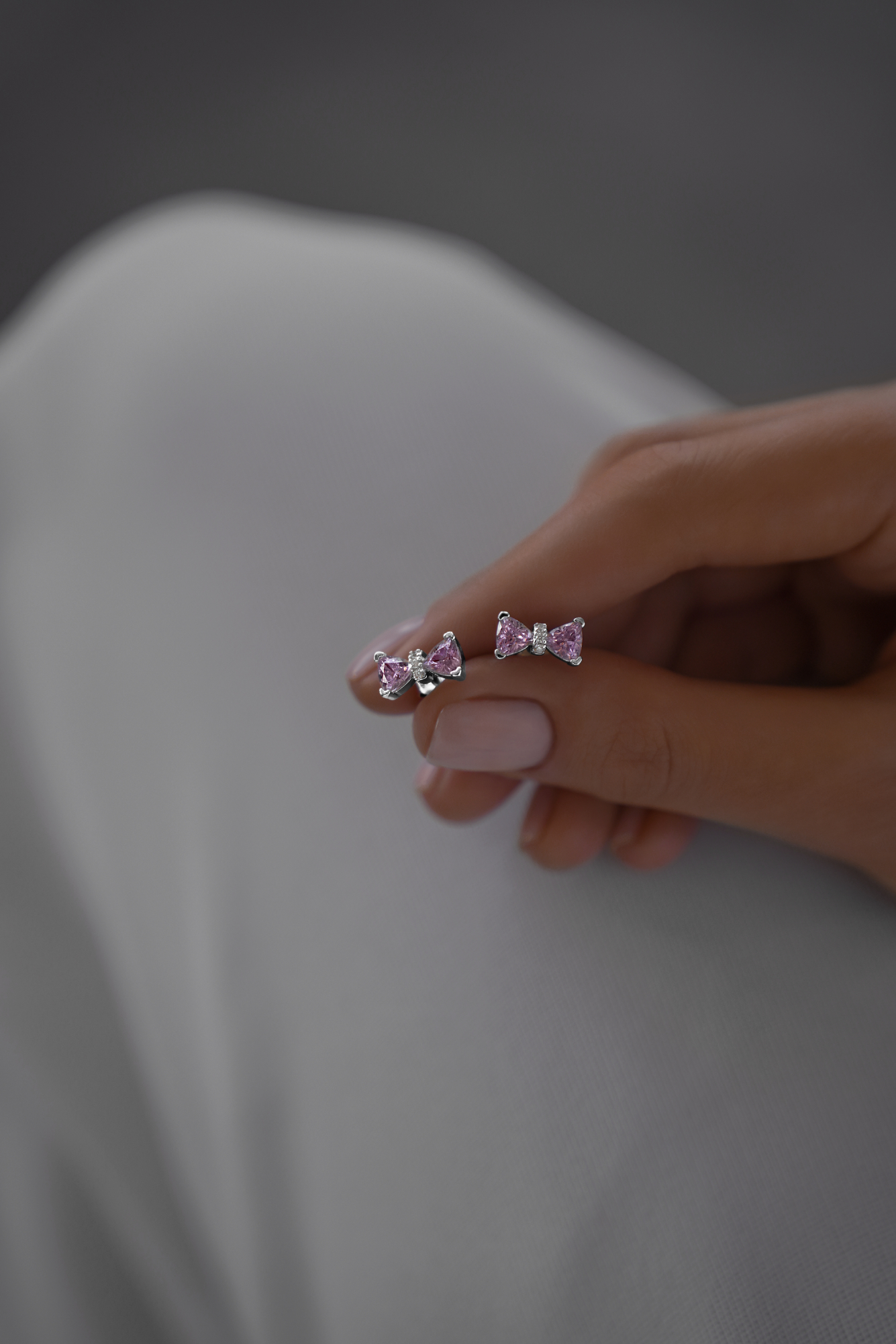 Серьги: Серьги-гвоздики Розовые бантики можно купить в ювелирном гардеробе MOMNT (Momentsilver), интернет-магазине украшений из серебра. Серебро 925, родий. Артикул 