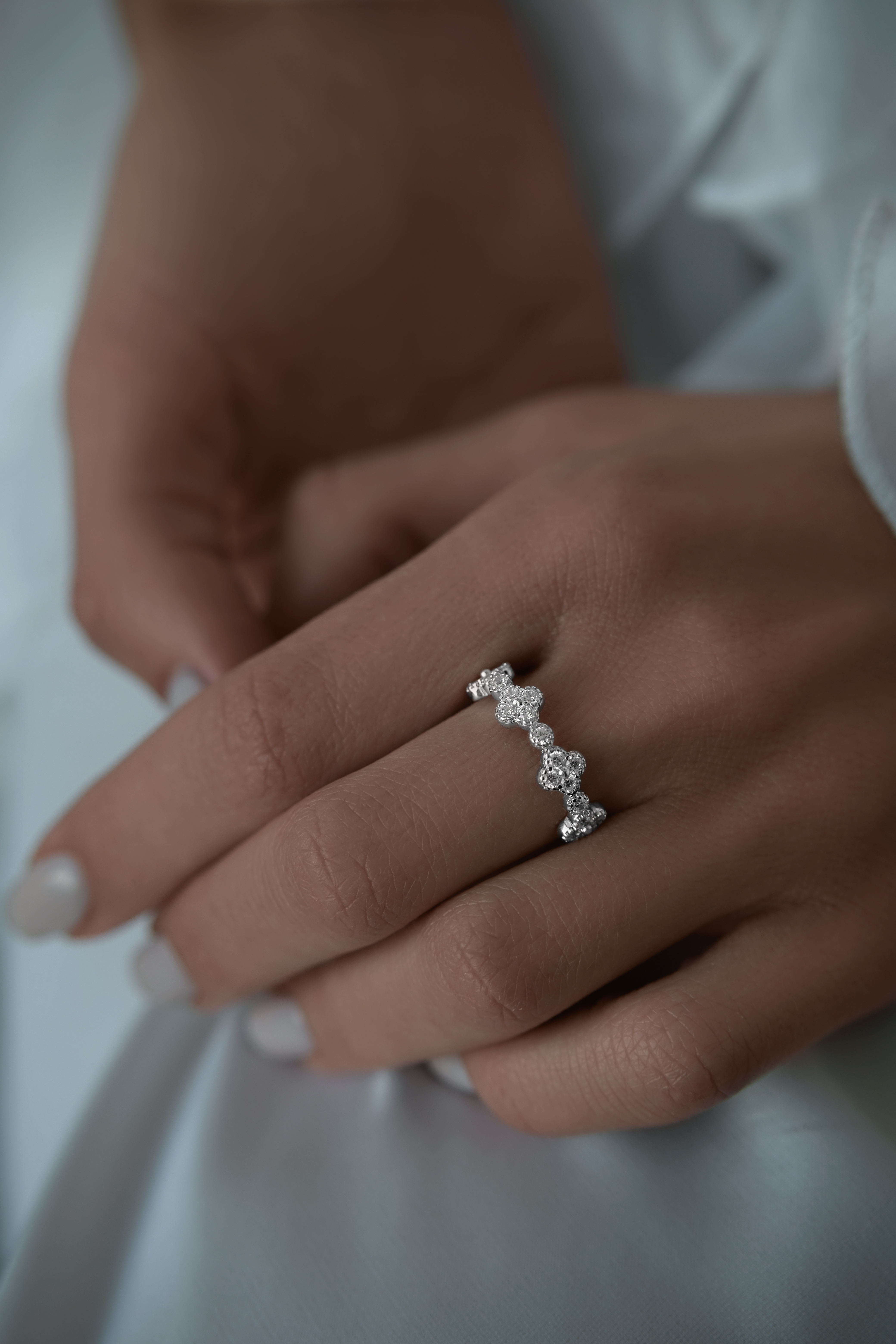 Кольца: Кольцо Клевера можно купить в ювелирном гардеробе MOMNT (Momentsilver), интернет-магазине украшений из серебра. Серебро 925,родий. Вставки: куб.цирконий. Артикул 