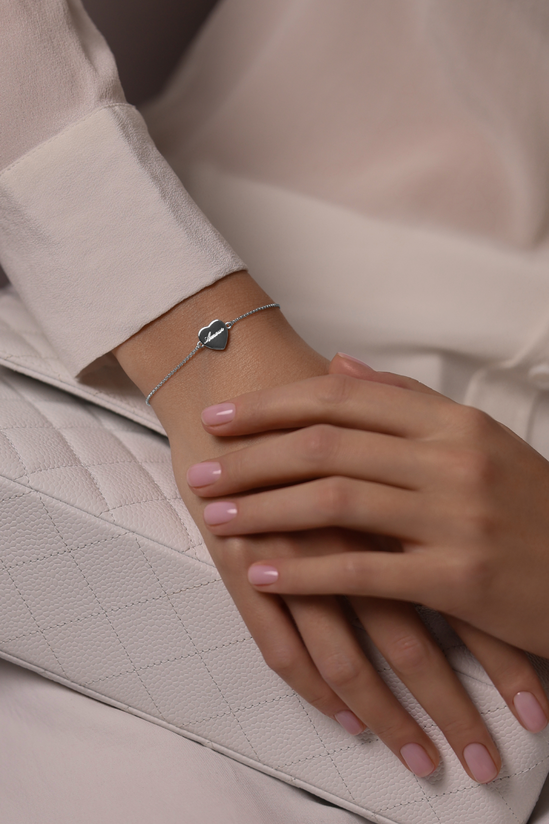 Браслеты: Браслет Сердце с розовым перламутром можно купить в ювелирном гардеробе MOMNT (Momentsilver), интернет-магазине украшений из серебра. Серебро 925 пробы. Вставки: перламутр. Артикул 