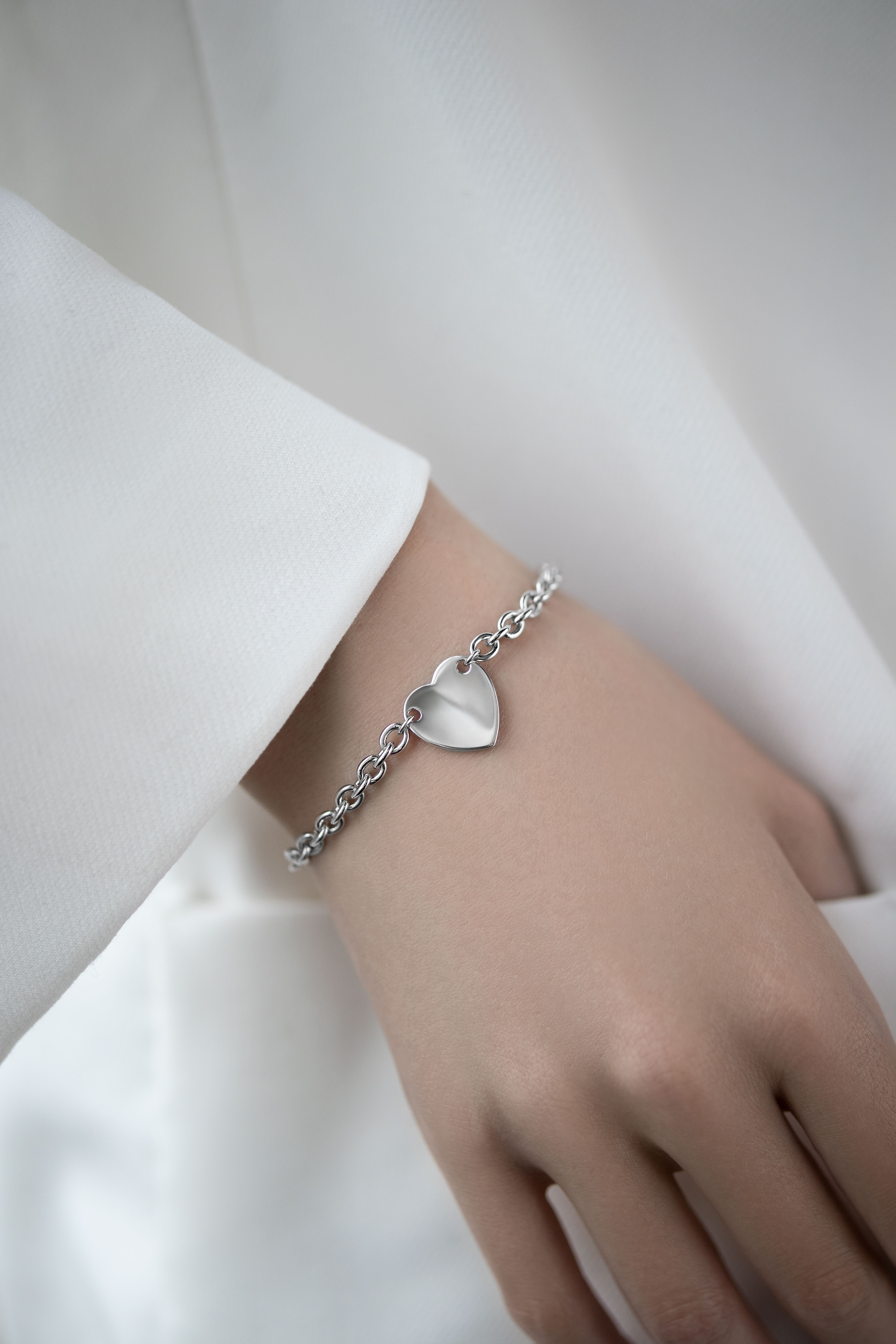 Браслеты: Браслет на толстой цепи с плашкой в виде сердца можно купить в ювелирном гардеробе MOMNT (Momentsilver), интернет-магазине украшений из серебра. . Артикул 