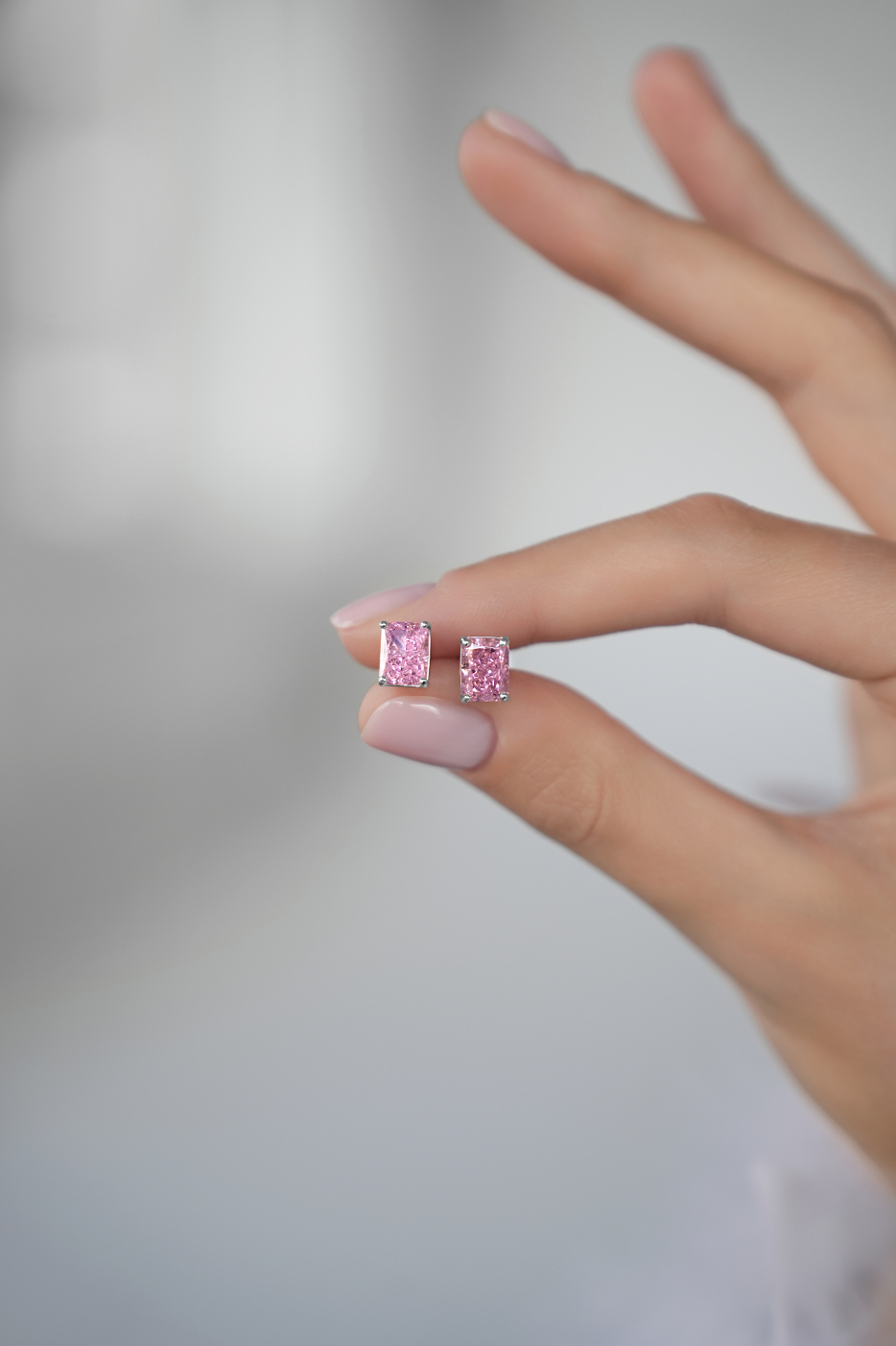 Серьги: Серьги-гвоздики с розовым фианитом Клубничный пломбир можно купить в ювелирном гардеробе MOMNT (Momentsilver), интернет-магазине украшений из серебра. Серебро 925, родий. Артикул 