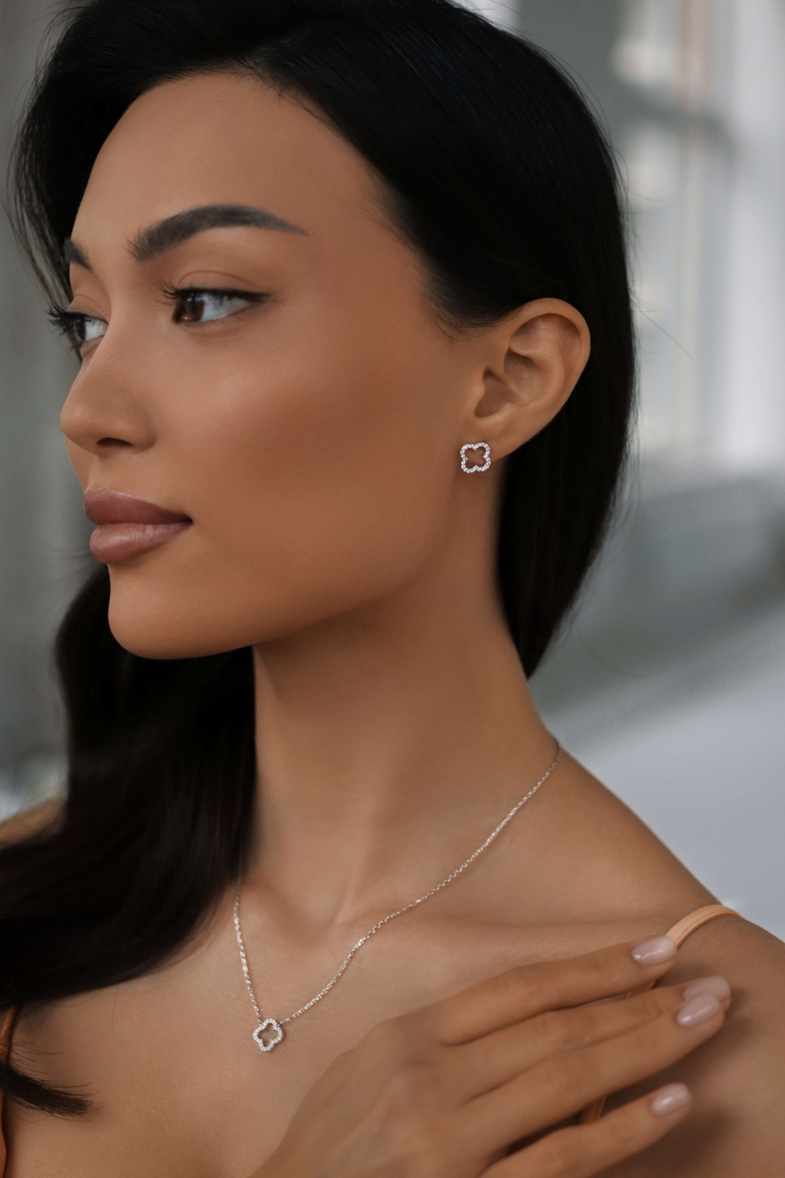 Серьги: Серьги-гвоздики Клевер с фианитами																														 можно купить в ювелирном гардеробе MOMNT (Momentsilver), интернет-магазине украшений из серебра. Серебро 925, родий, вставки:куб.цирконий. Артикул 