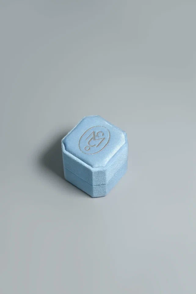 Аксессуары: Коробка бархатная EVGENIA MOMENT 5*5 см (голубая)																														 можно купить в ювелирном гардеробе MOMNT (Momentsilver), интернет-магазине украшений из серебра. . Артикул 