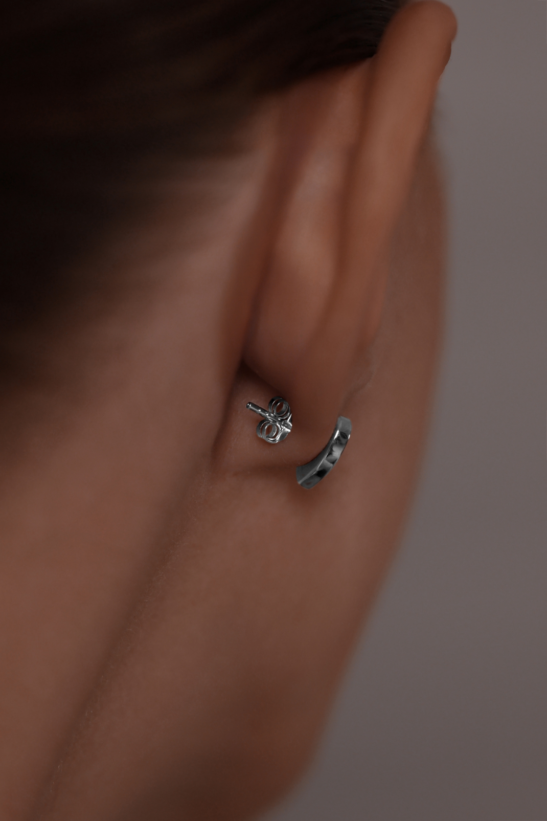 Серьги: Серьги-гвоздики Сердце с белым перламутром можно купить в ювелирном гардеробе MOMNT (Momentsilver), интернет-магазине украшений из серебра. Серебро 925, родий, вставки:перламутр. Артикул 