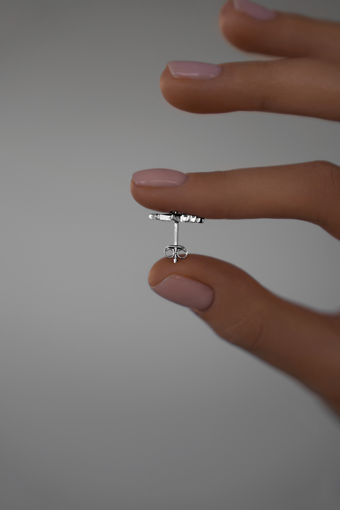 Серьги: Серьги-гвоздики Искры можно купить в ювелирном гардеробе MOMNT (Momentsilver), интернет-магазине украшений из серебра. Серебро 925, родий. Артикул 