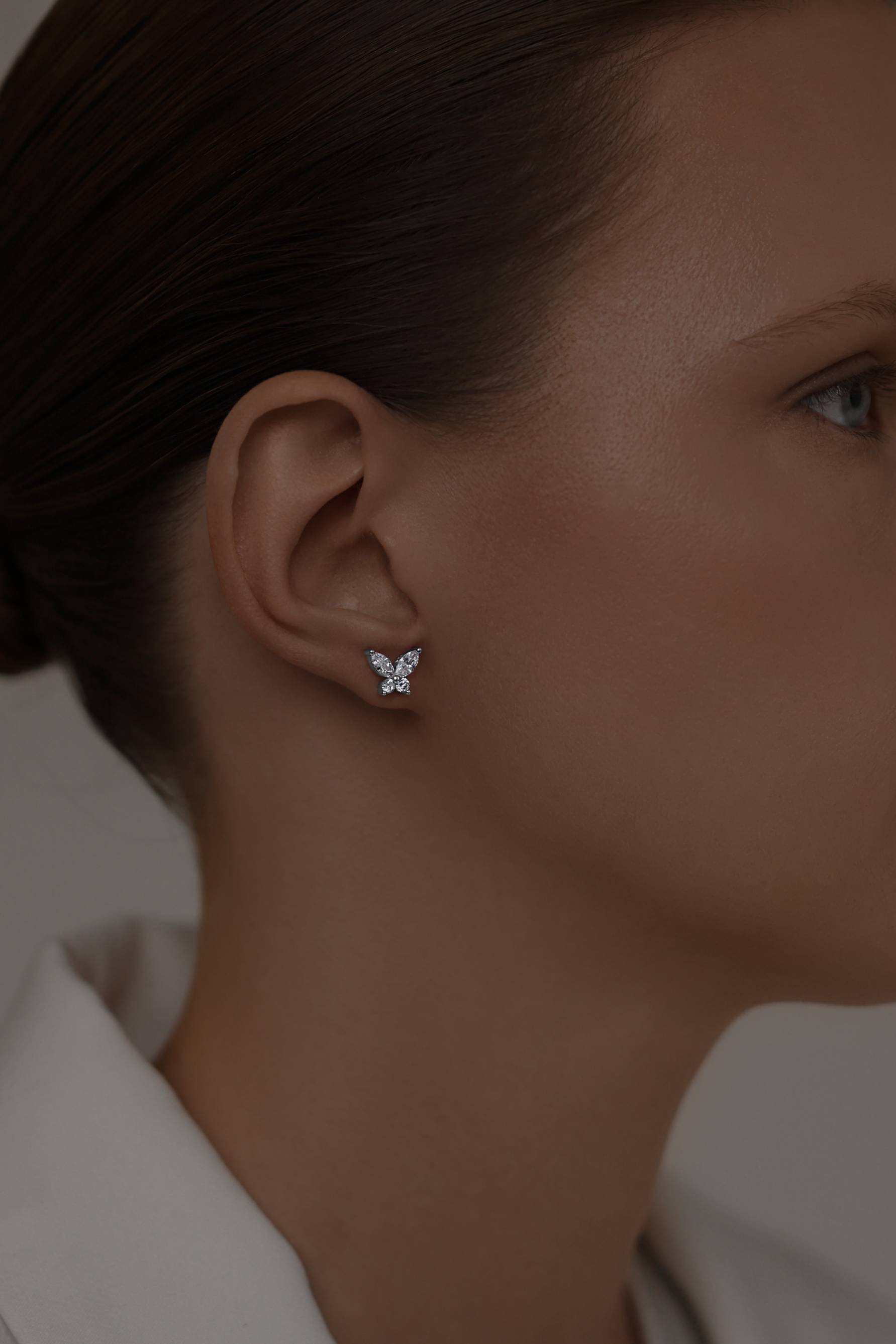 Серьги: Серьги-гвоздики Бабочки можно купить в ювелирном гардеробе MOMNT (Momentsilver), интернет-магазине украшений из серебра. Серебро 925, родий. Артикул 